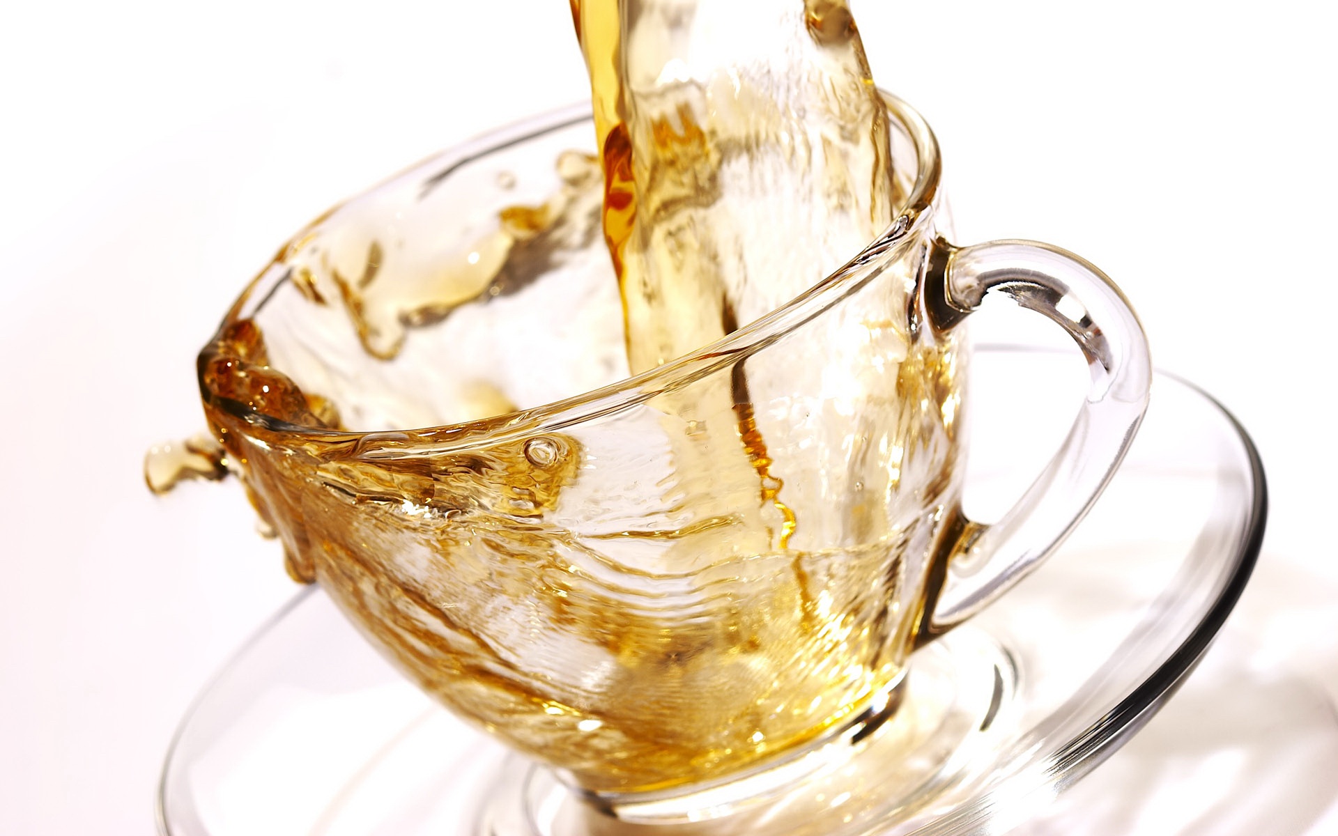 Налей воды в чай. Стеклянные чашки для чая. Стеклянные кружки для чая. Золотая чашка с чаем. Стеклянная Кружка с чаем.