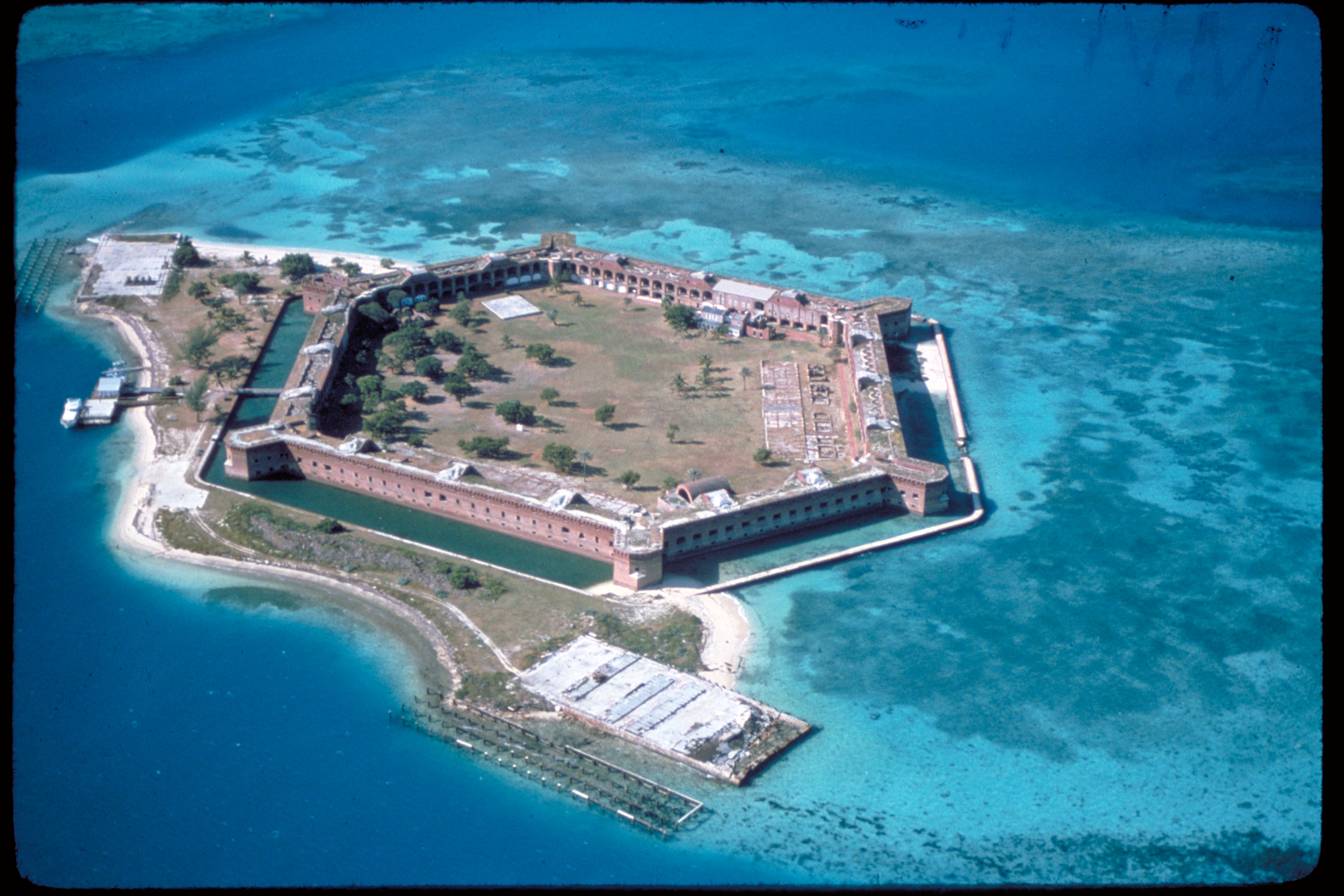 Действующие форты. Национальный парк драй-Тортугас. Остров Dry Tortugas Fort Jefferson. Драй-Тортугас Флорида. Драй-Тортугас национальный парк Флориды.