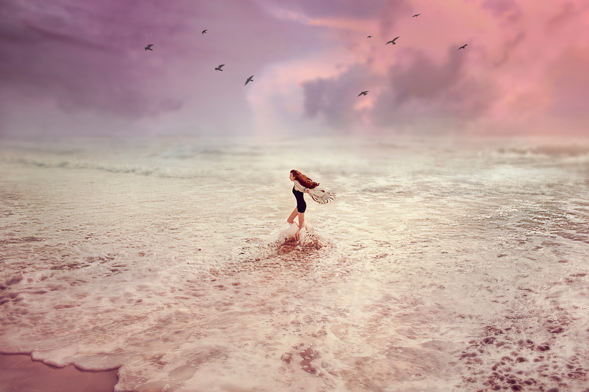 Песня бегу по краю света. Девушка-море. Девушка бежит у моря. Девочка на море. Девушка бежит по берегу океана.