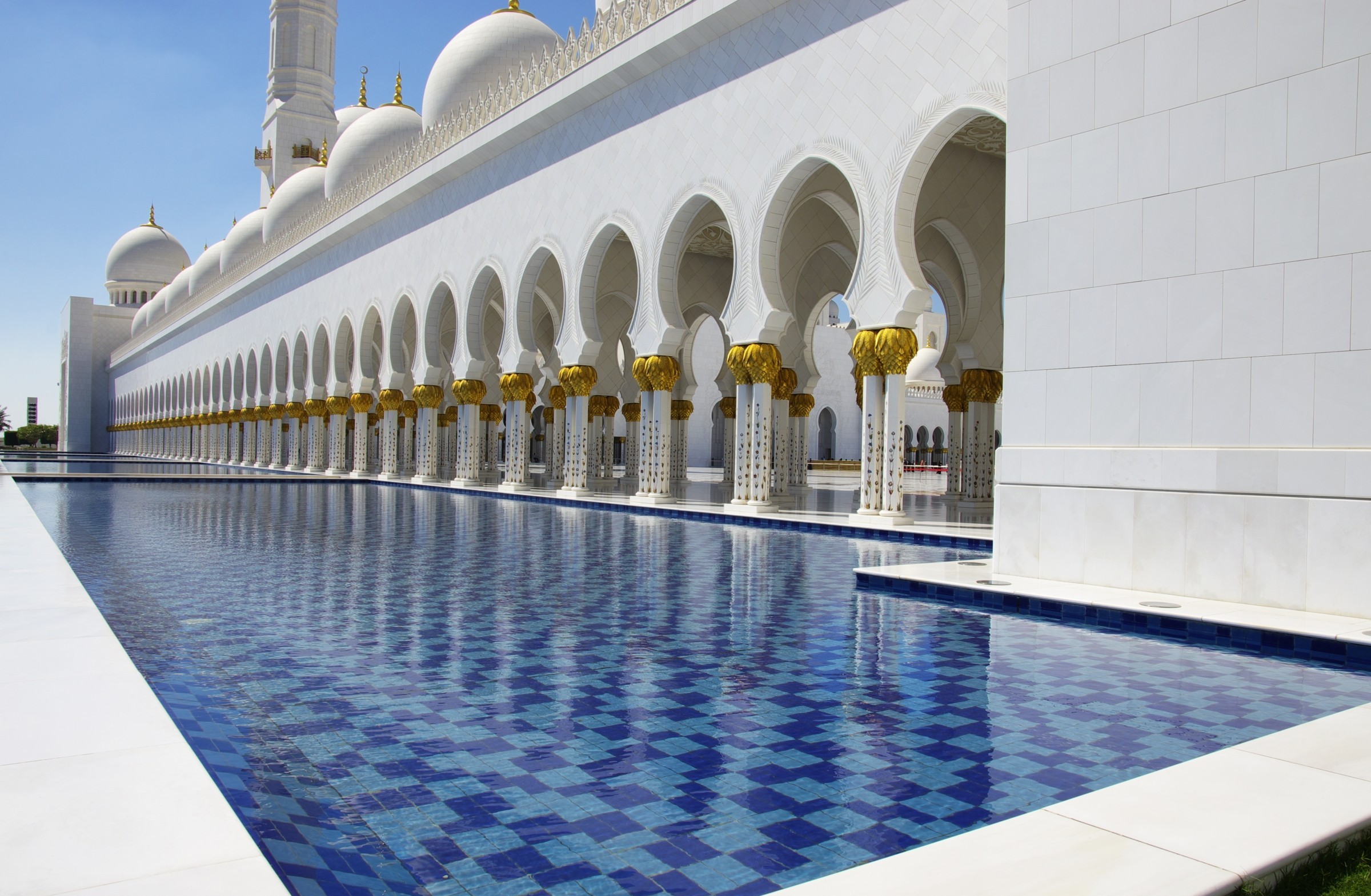 343008 скачать обои абу даби, мечеть, религиозные, большая мечеть шейха зайда, бассейн, объединённые арабские эмираты, мечети - заставки и картинки бесплатно