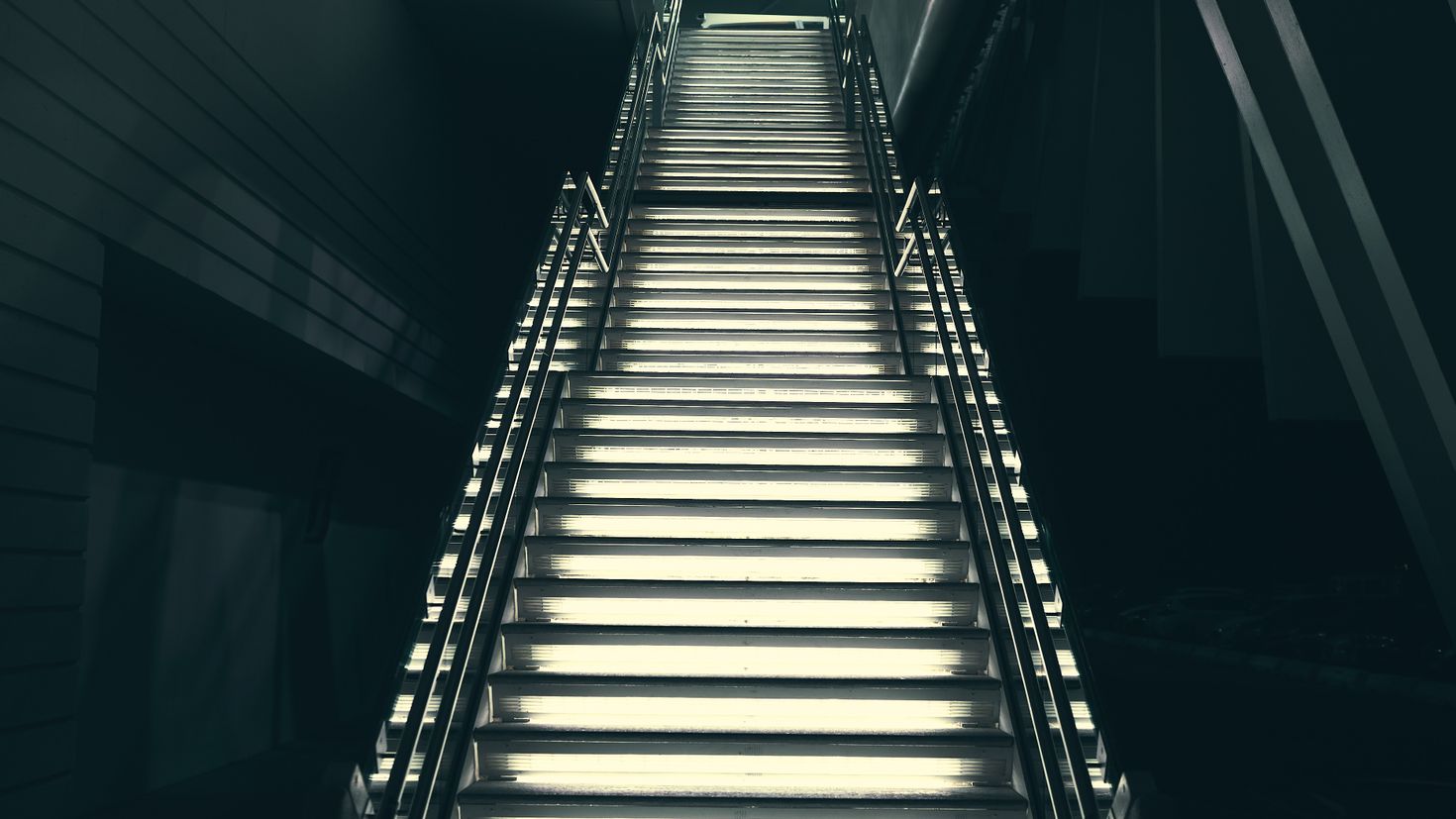 Остановился лестница. Лестница вверх. Лестница вниз. Лестница наверх. Лестница в бесконечность.