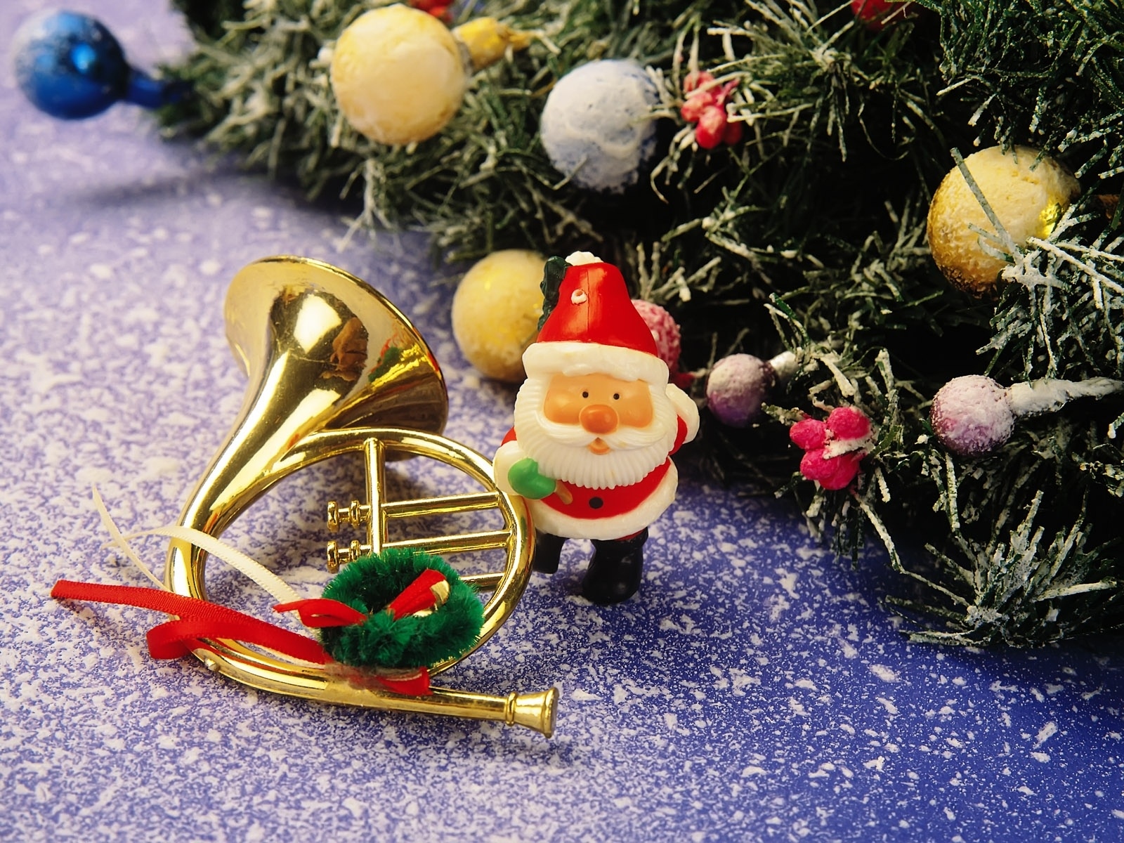 875162 Hintergrundbild herunterladen feiertage, weihnachten, flitter, dekoration, weihnachtsmann, trompete - Bildschirmschoner und Bilder kostenlos