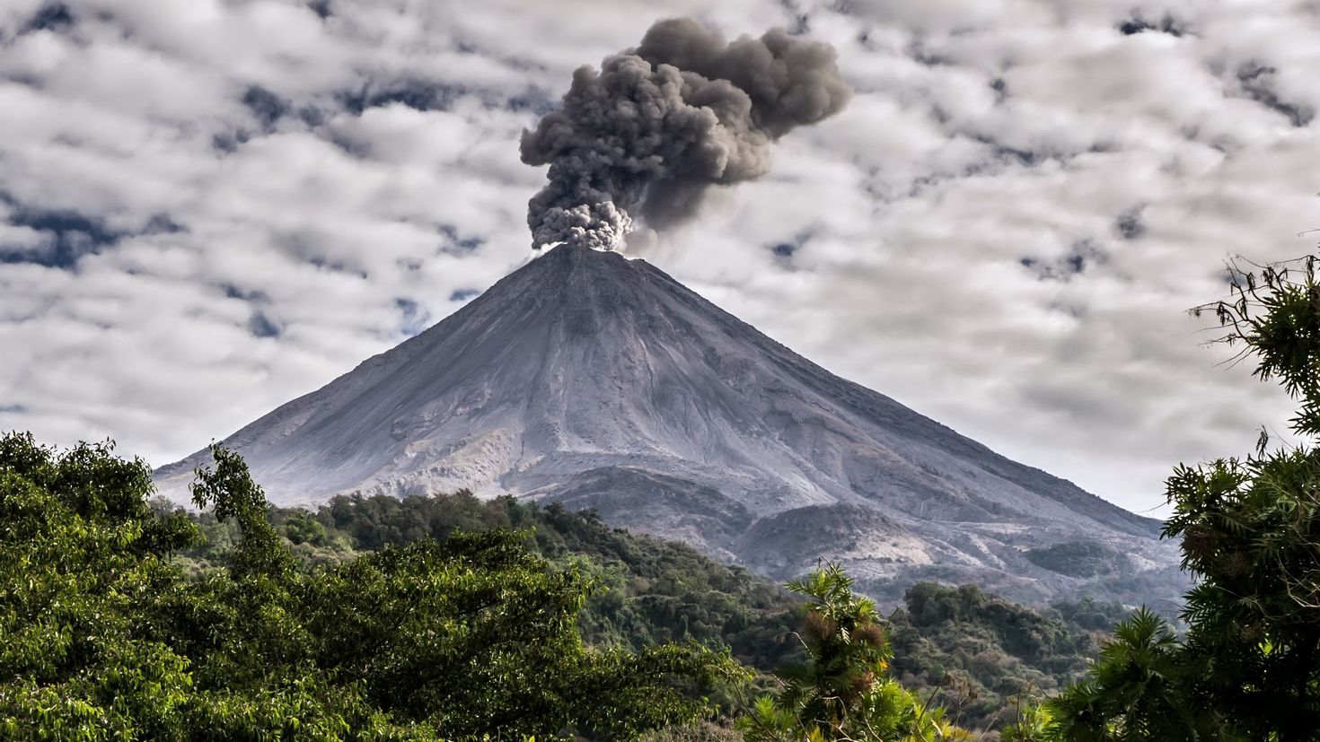 Фон извержение вулкана