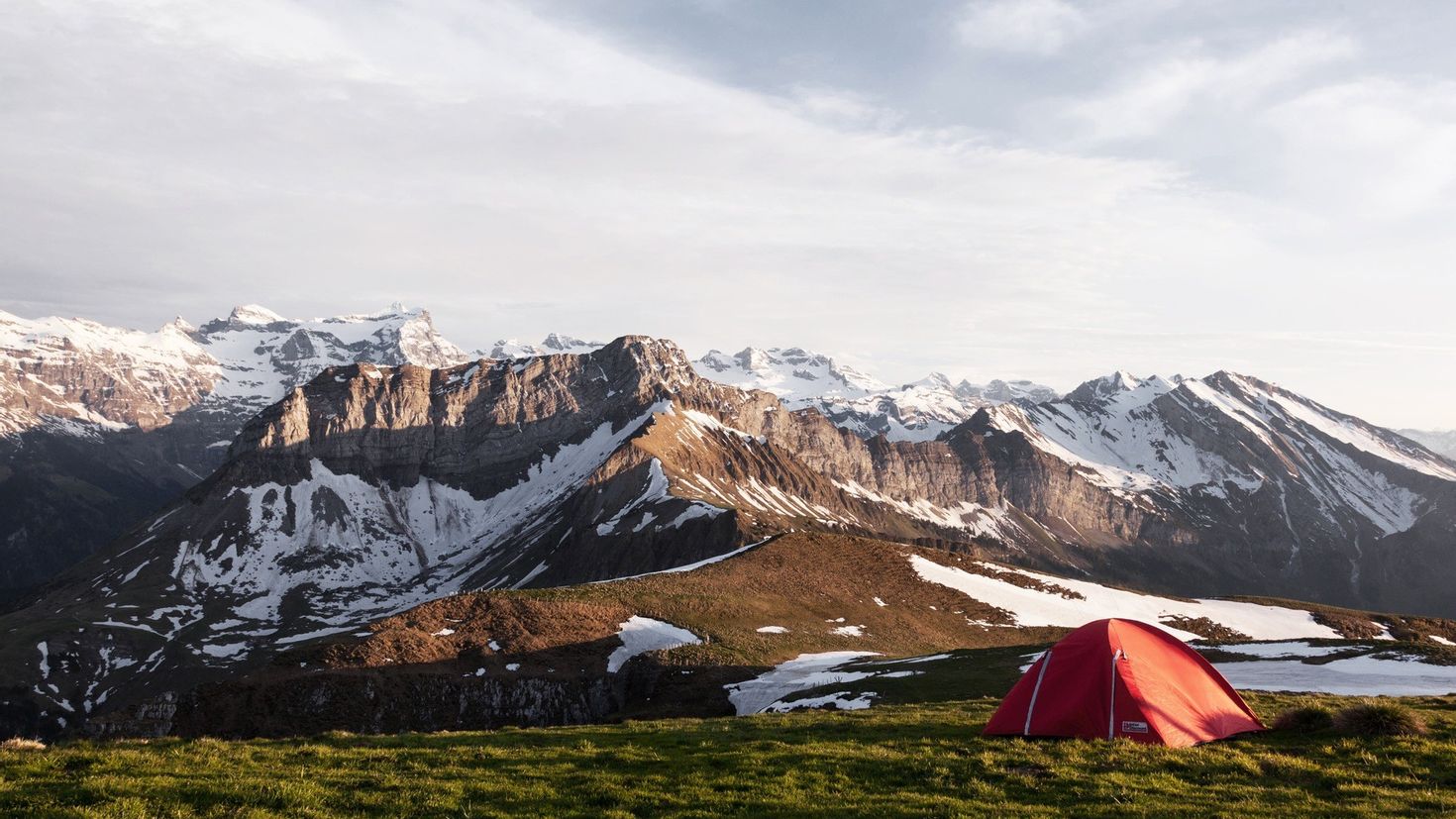 Mountain camp. Палатка на Эльбрусе. Палатка в горах. Горная палатка в горах. Палатка на вершине горы.