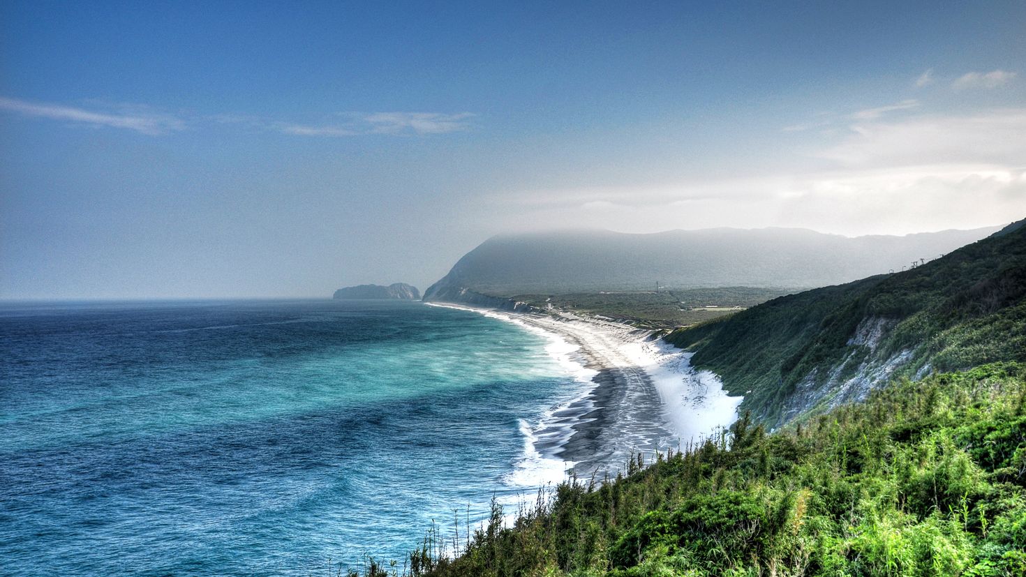 Natural ocean. Японское море Ливадия. Море горы Краснодарский край. Сочи горы море. Горы черное море черное море.