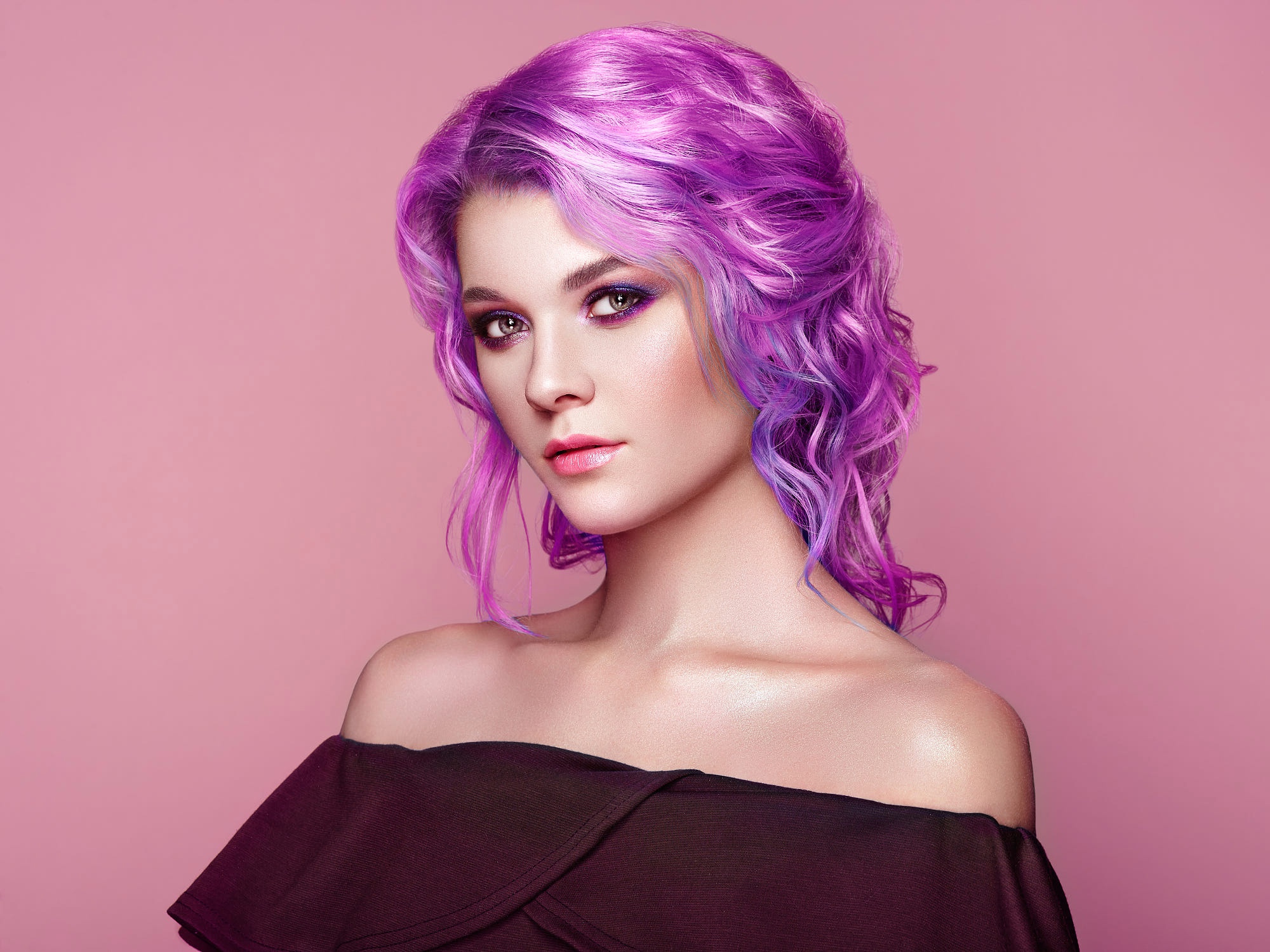 Женщина с фиолетовыми волосами