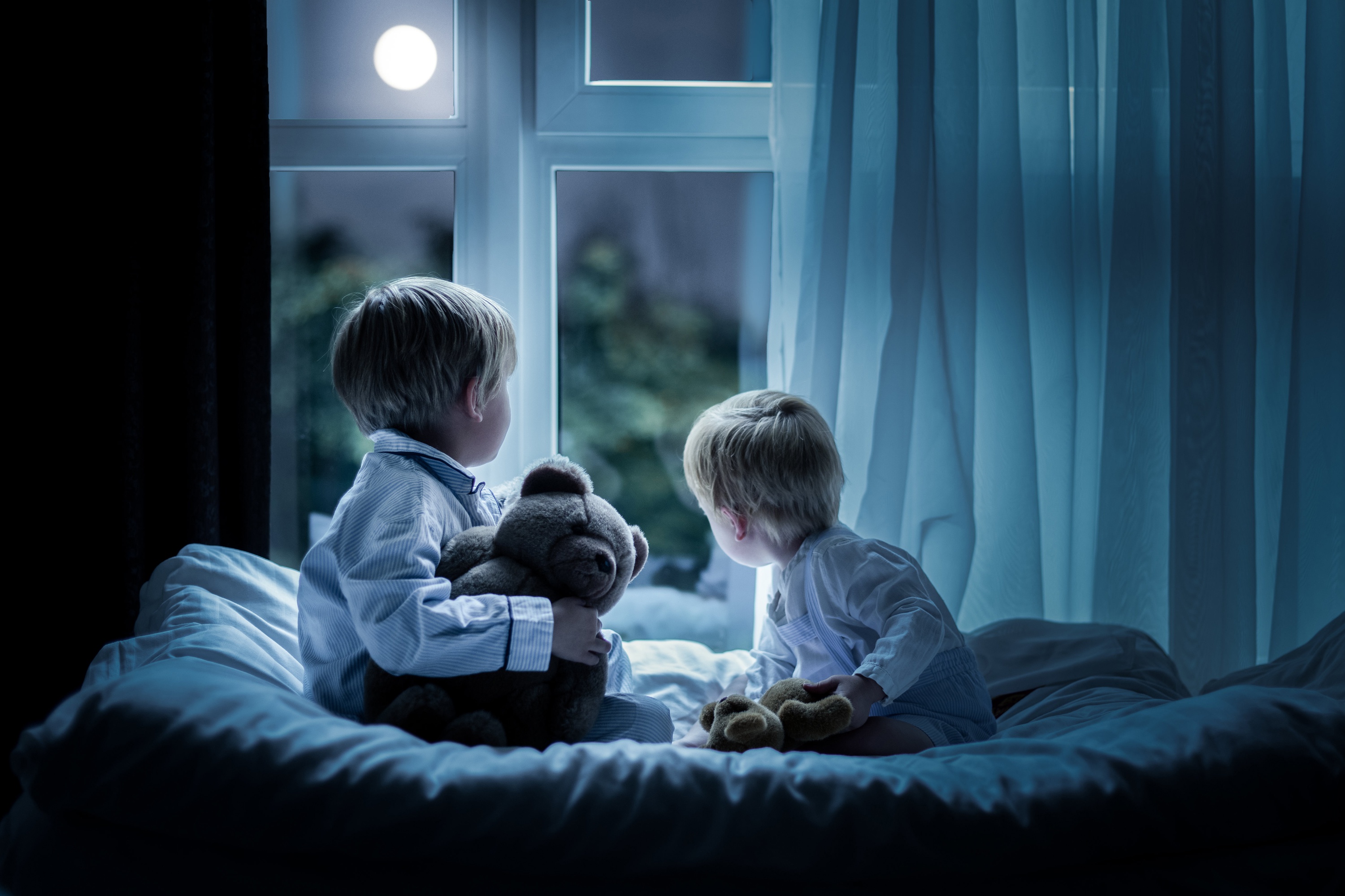 Луна с окна мальчик