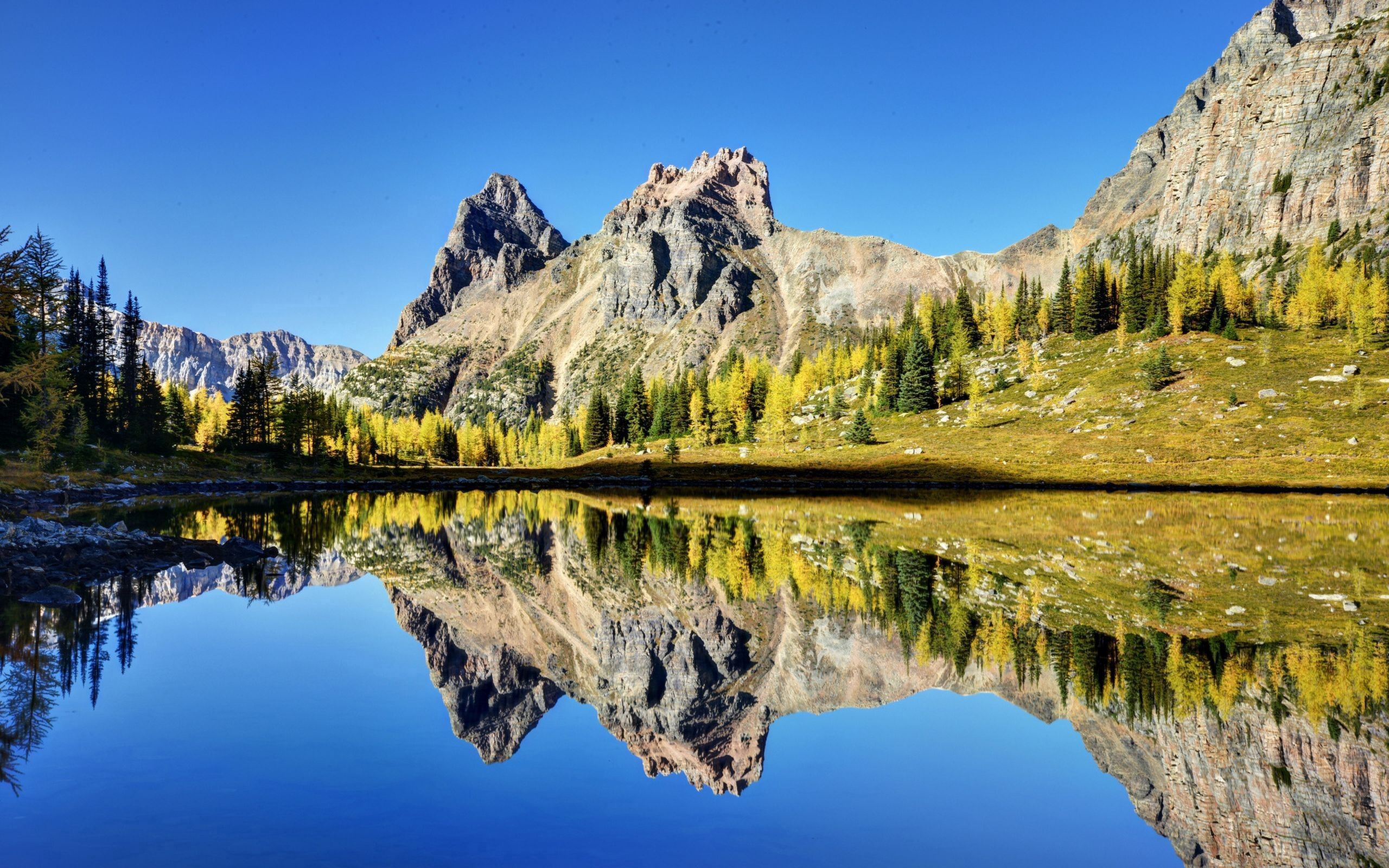 137410 Bild herunterladen natur, grass, sky, mountains, see, reflexion - Hintergrundbilder und Bildschirmschoner kostenlos