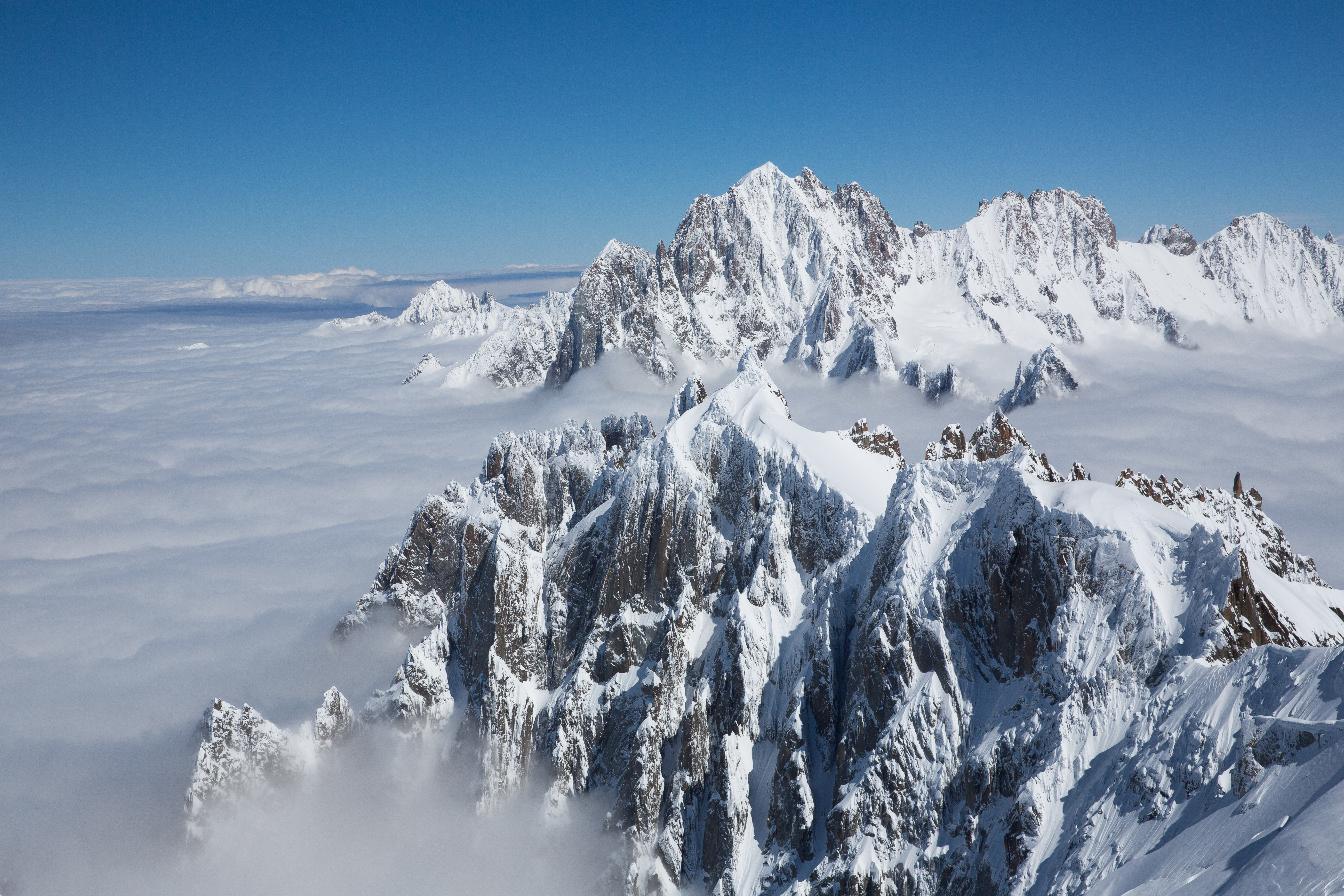 Handy-Wallpaper Natur, Clouds, Scheitel, Nach Oben, Gipfel, Gebirge, Alp, Berg, Nebel, Bergkette kostenlos herunterladen.