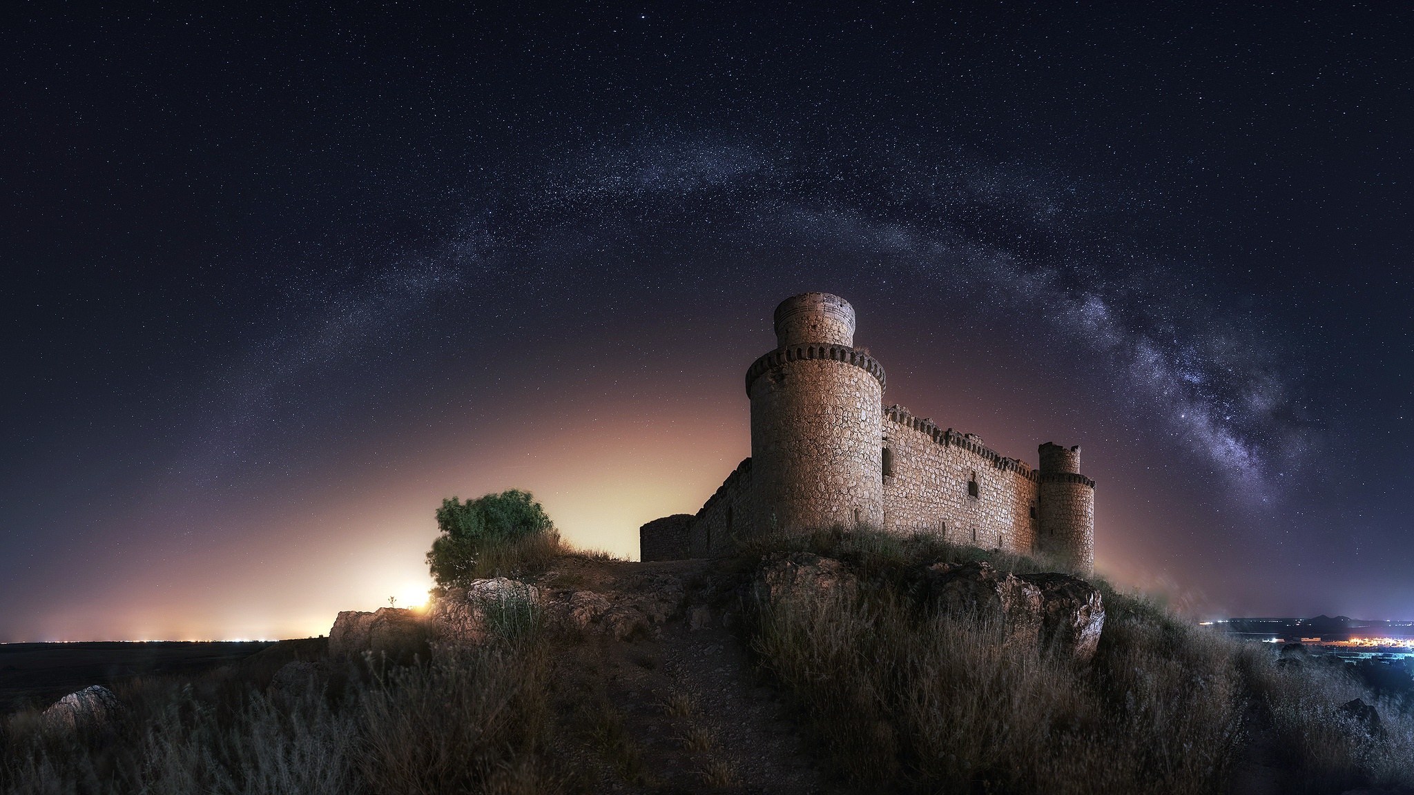 Средневековый замок ночью