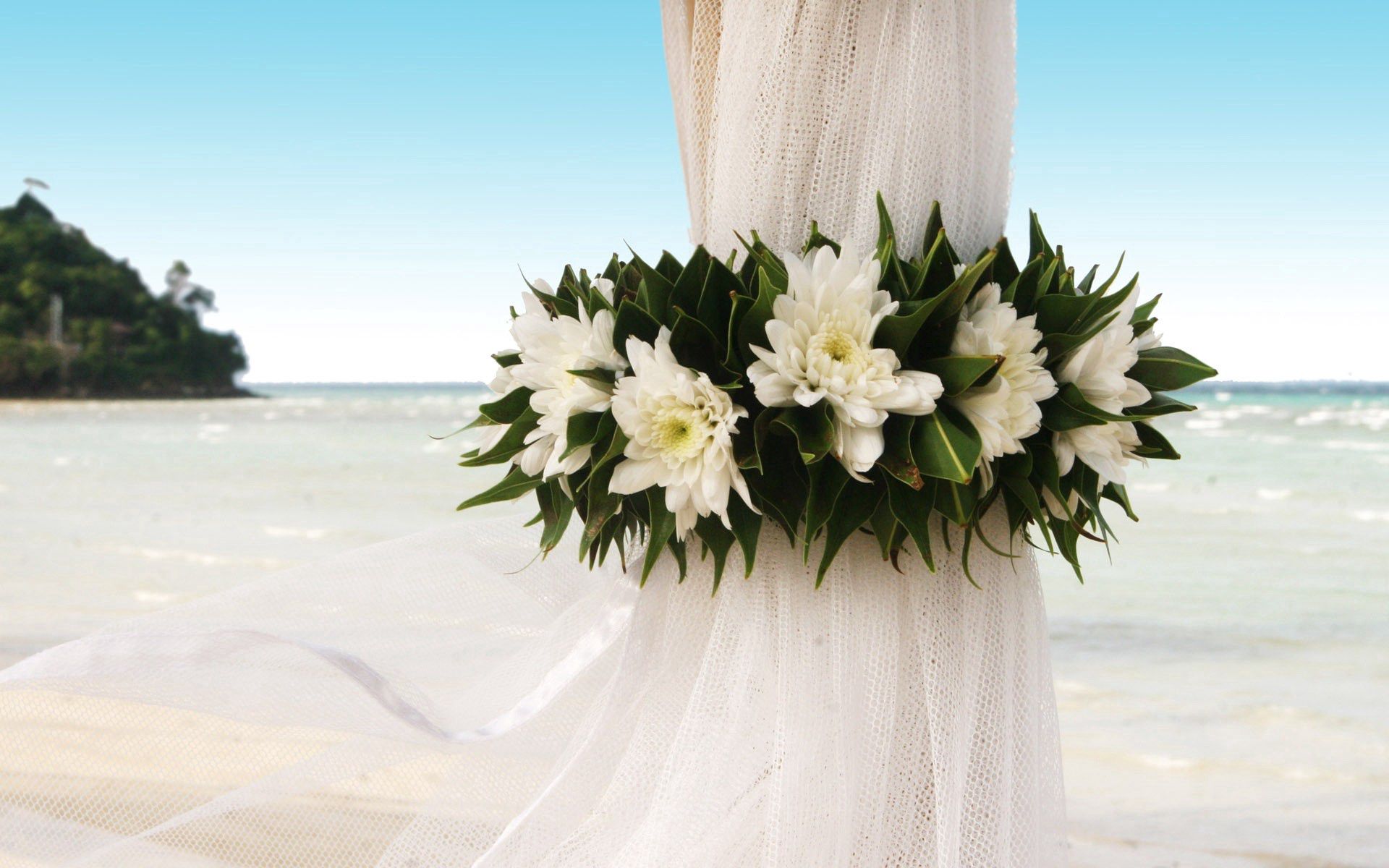 Download mobile wallpaper Wreath, Miscellaneous, Miscellanea, Flowers, Beach for free.