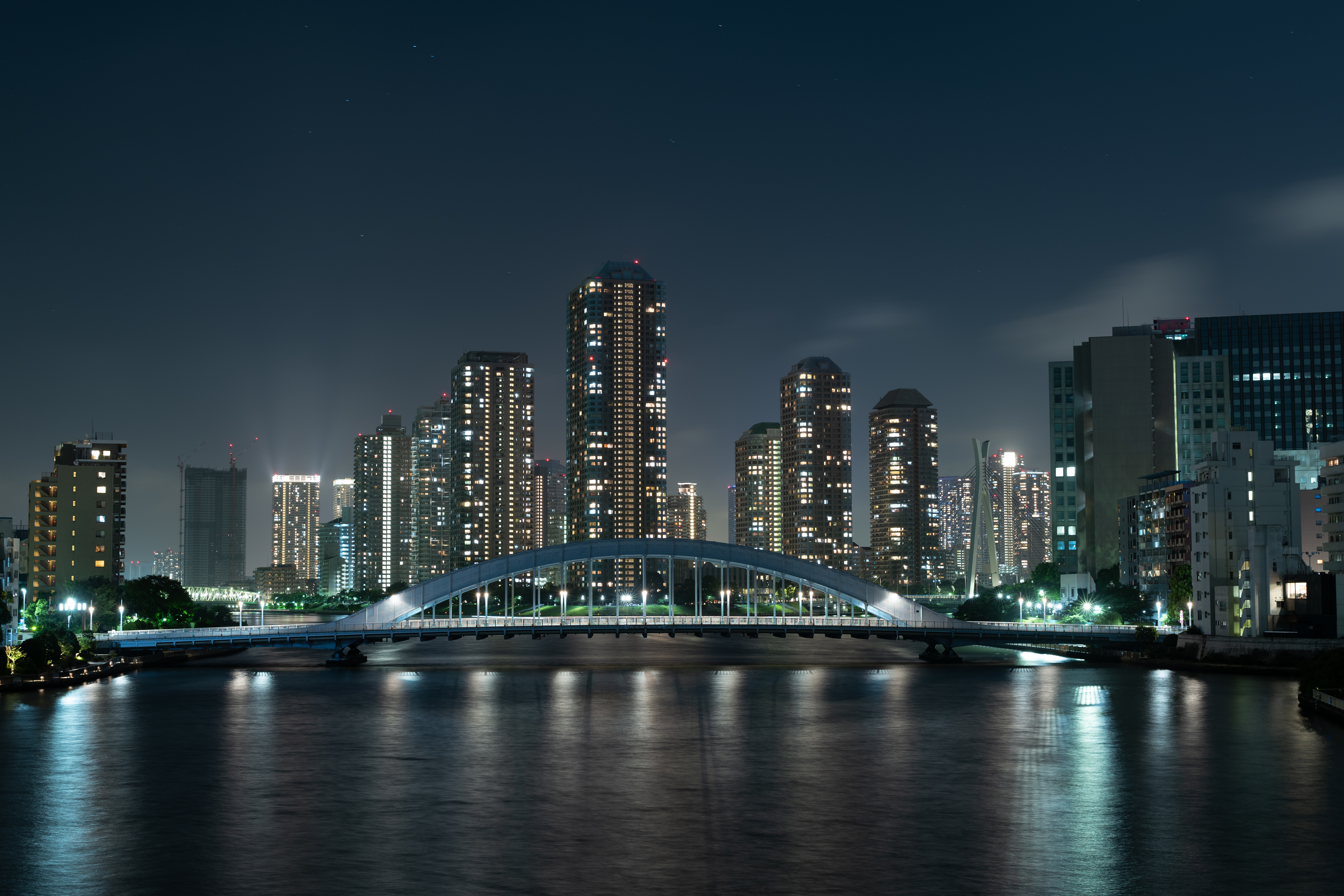 Скачать обои бесплатно Мост, Токио, Небоскребы, Река, Ночной Город, Города, Япония картинка на рабочий стол ПК
