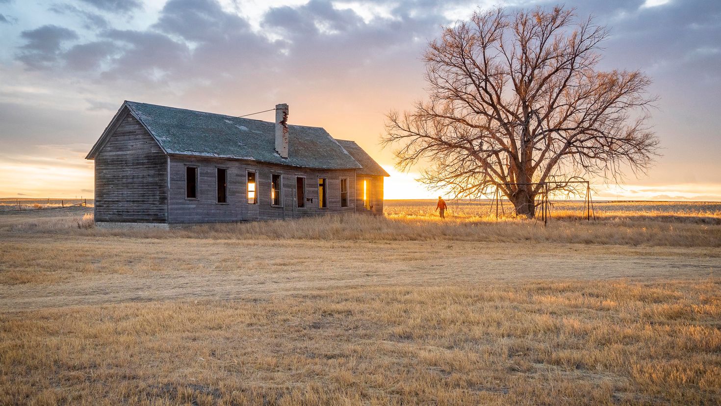 Human field. Одно здание в поле. Alone Farmhouse in a field. Nature Wooden House Wallpaper. Alone House Wallpaper 4k.