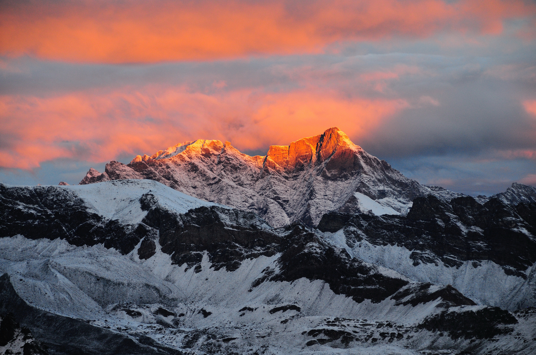 371532 скачать обои горы, вершина горы, альпы, италия, земля/природа, гора, снег, закат - заставки и картинки бесплатно