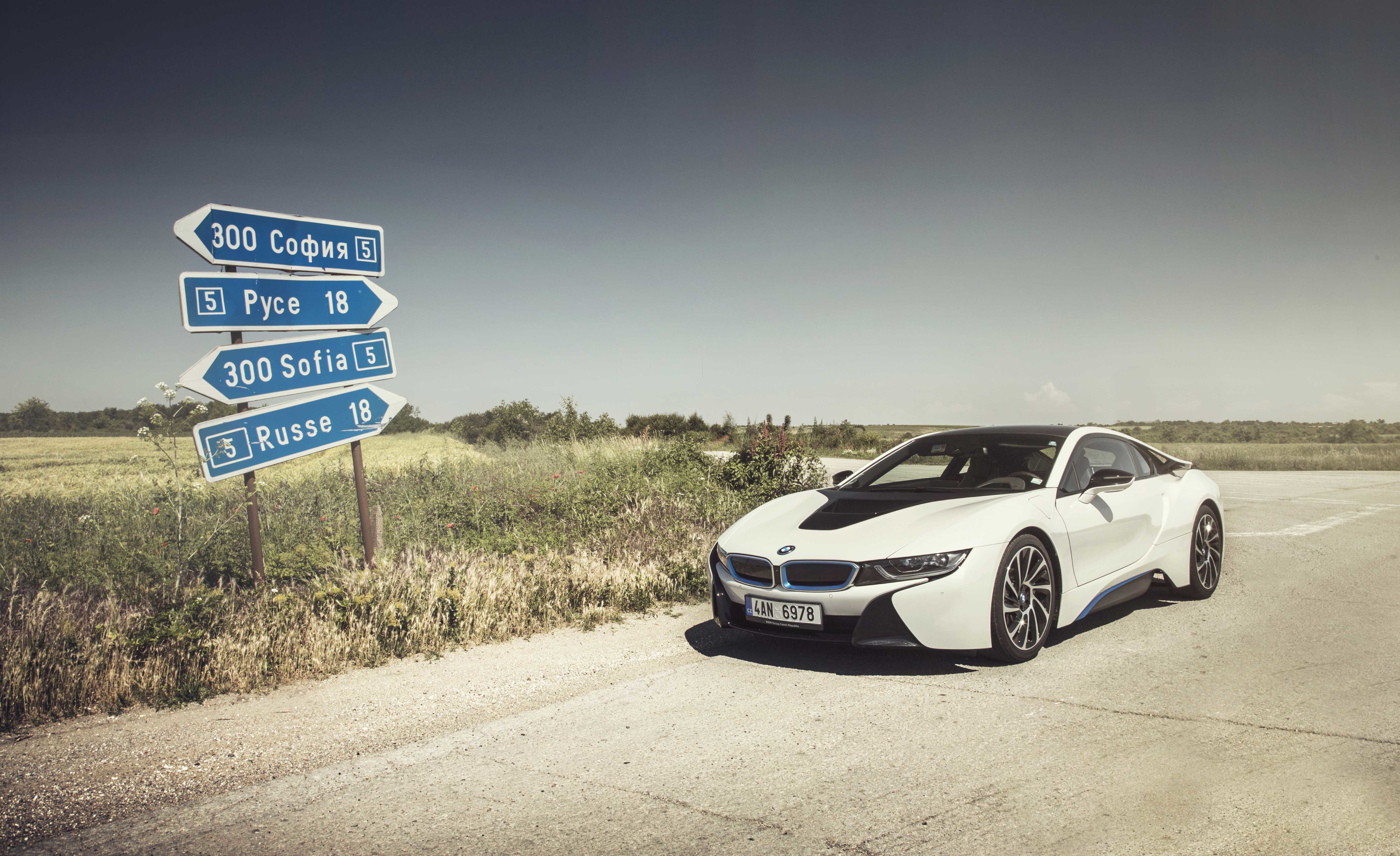 BMW i8 в темноте черная