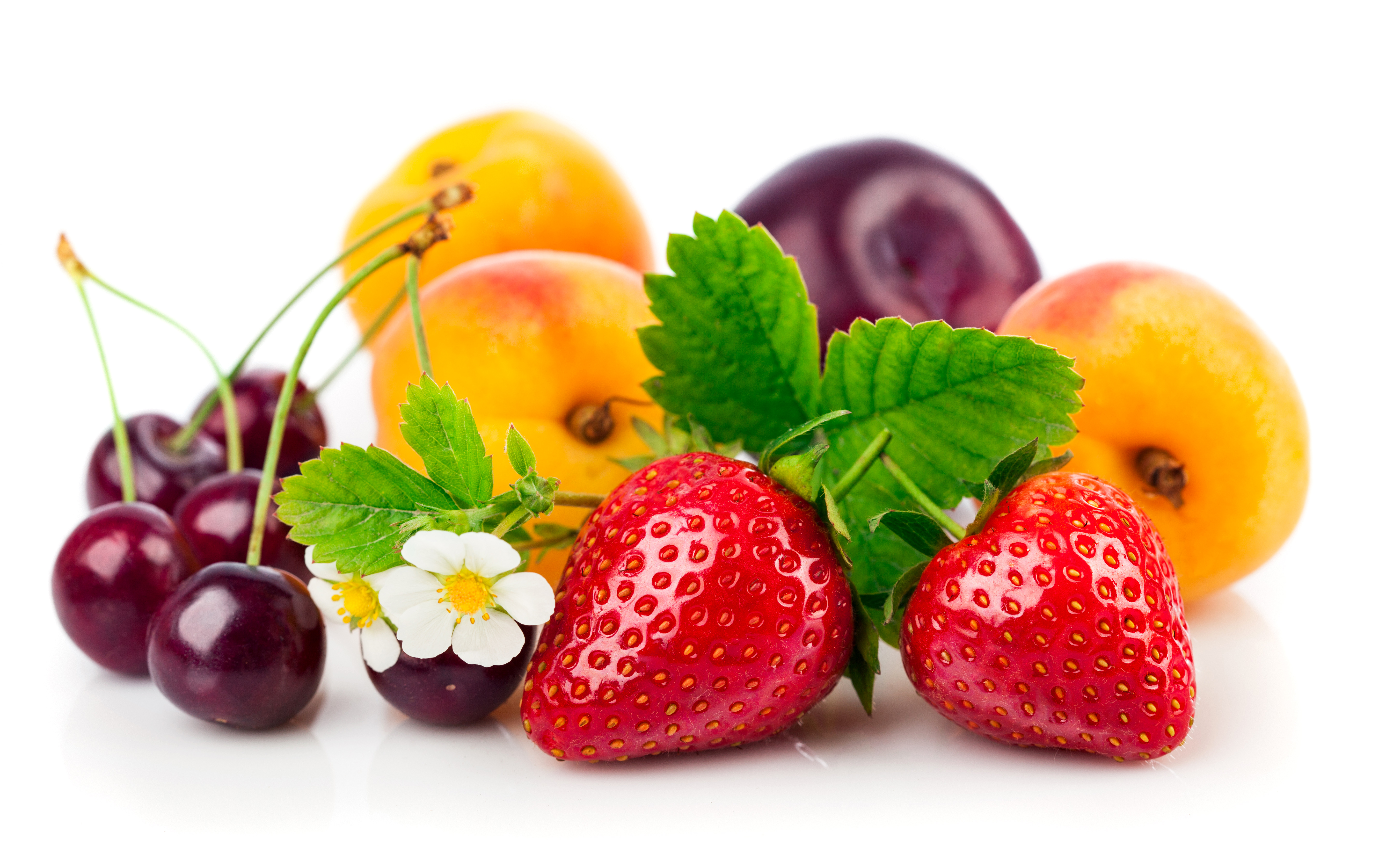 1527846 Hintergrundbild herunterladen nahrungsmittel, frucht, kirsche, pfirsich, zwetschge, erdbeere, früchte - Bildschirmschoner und Bilder kostenlos