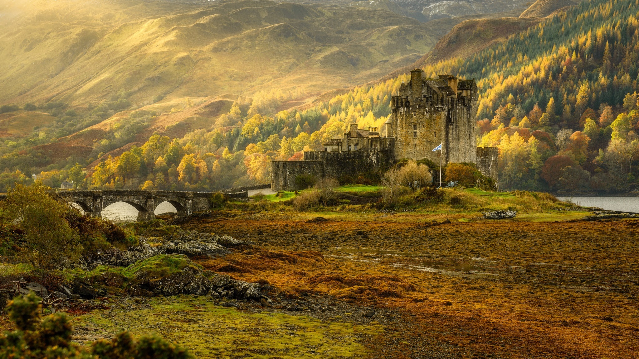 422446 descargar imagen escocia, castillo de eilean donan, hecho por el hombre, castillo, otoño, paisaje, rayo de sol, castillos: fondos de pantalla y protectores de pantalla gratis