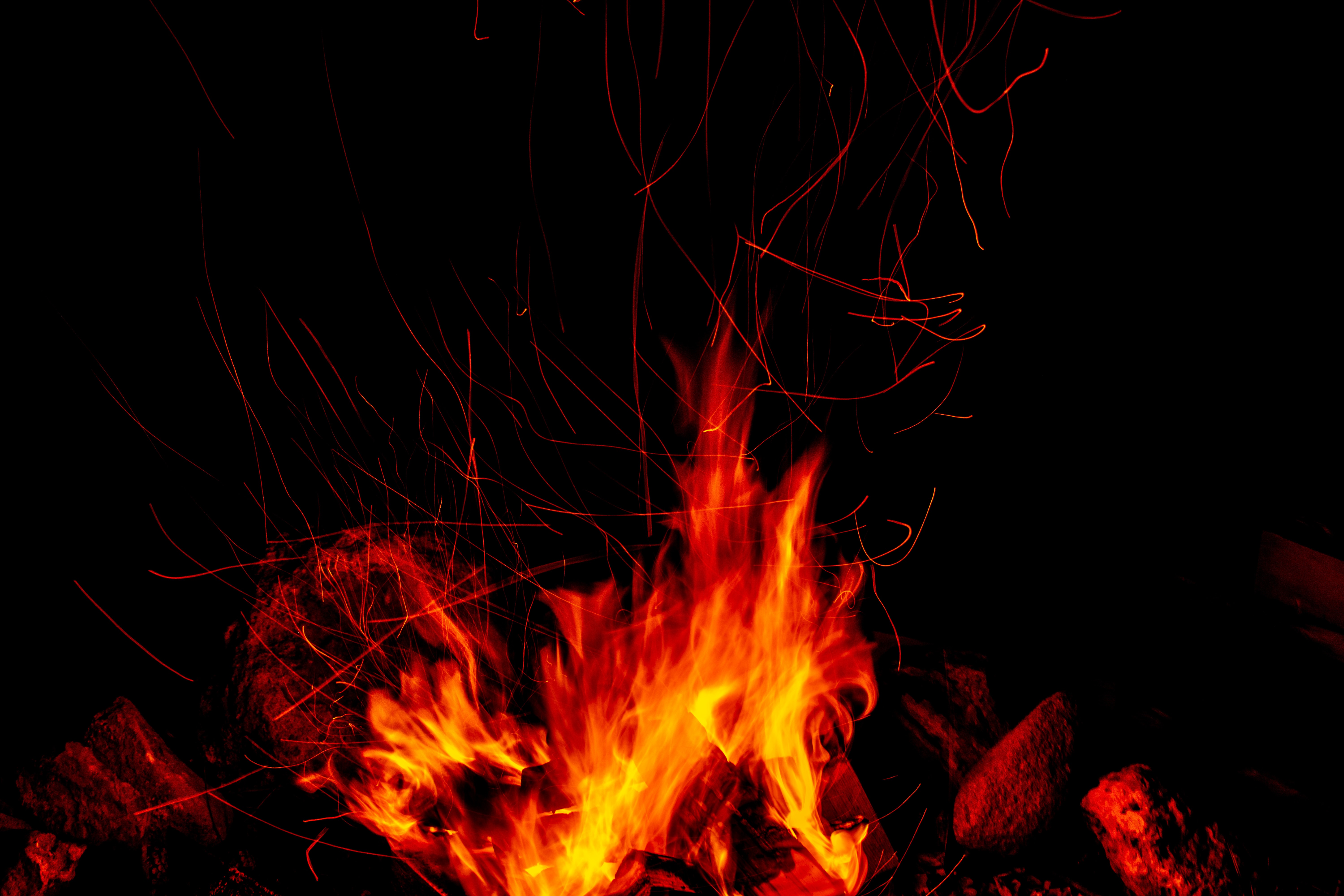 無料モバイル壁紙火炎, スパークス, 火災, 火の粉, 闇, 炎, たき火, 暗いをダウンロードします。
