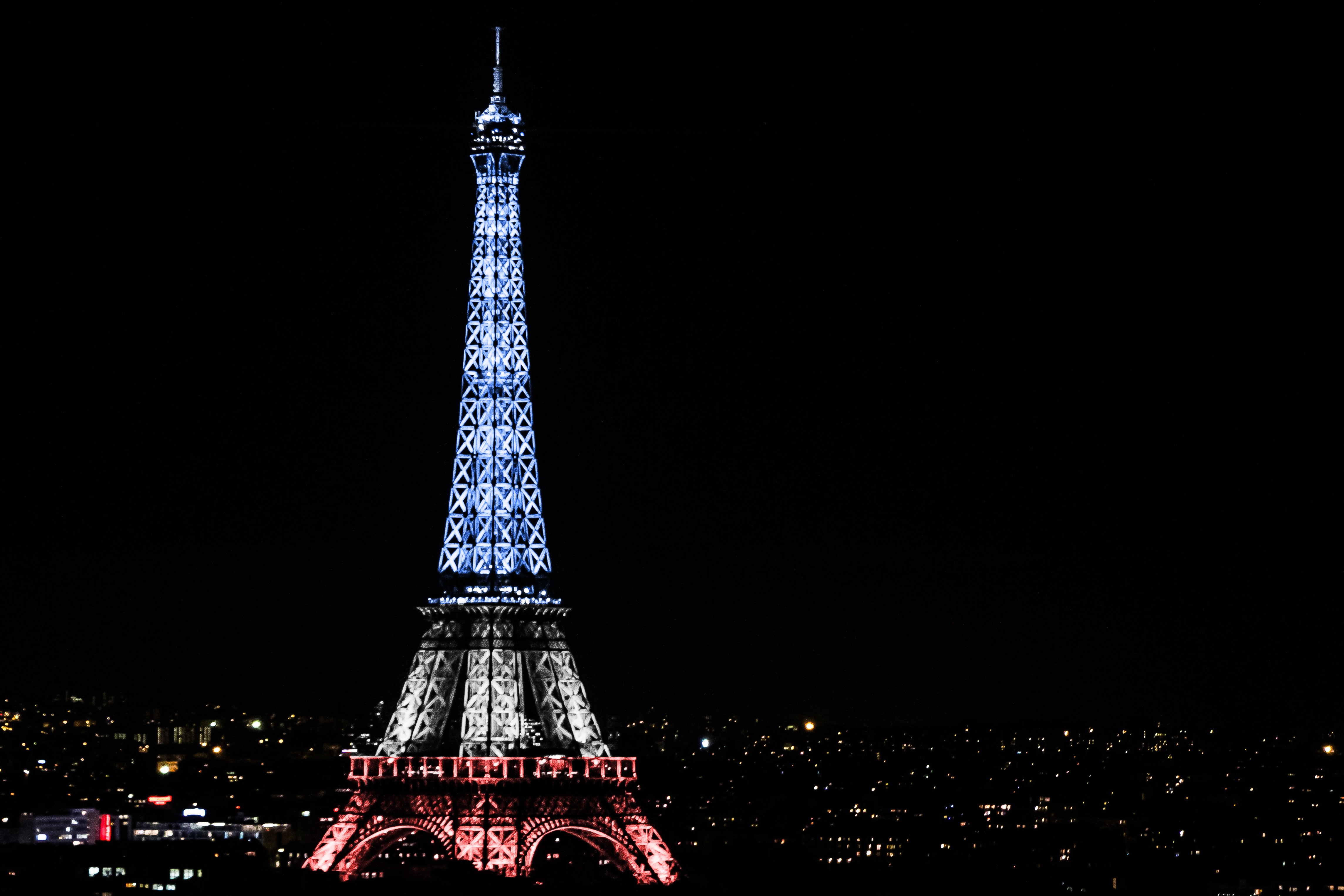 Скачать картинку Ночь, Париж, Эйфелева Башня, Памятники, Свет, Франция, Памятник, Сделано Человеком в телефон бесплатно.