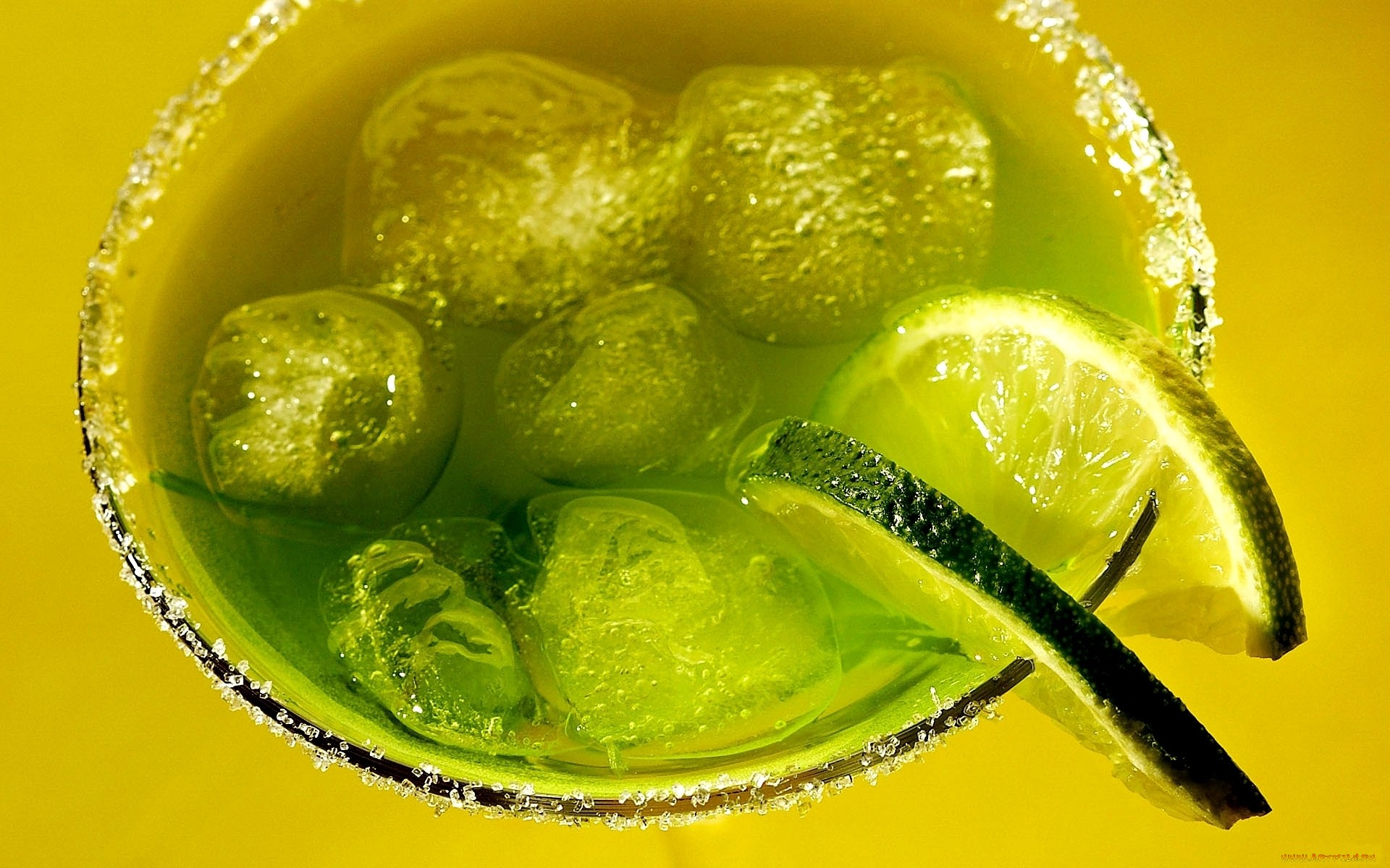 Зеленый лимон польза. Лимонад. Лимонад со льдом. Лаймовый лимонад. Лайм со льдом.