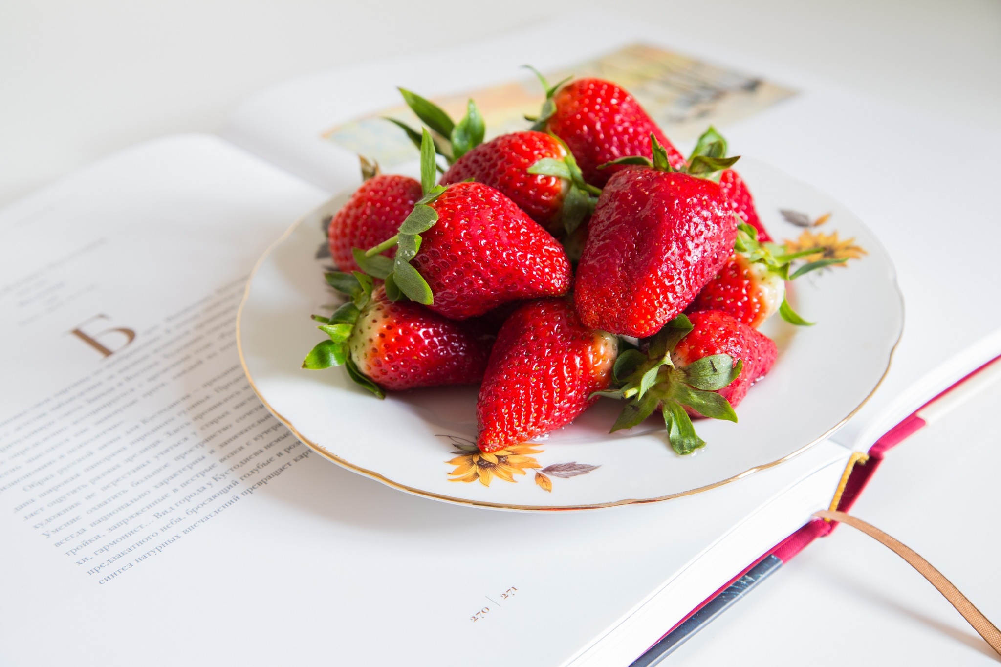 Handy-Wallpaper Erdbeere, Berries, Teller, Lebensmittel, Buch kostenlos herunterladen.
