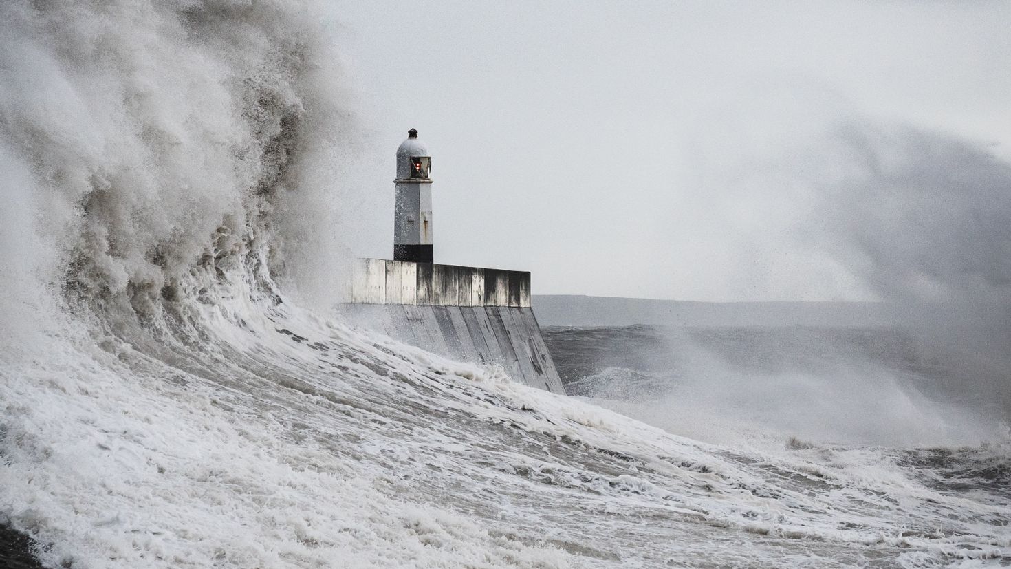 Шторм статус. Море шторм волны Маяк. Маяк Белл рок Шотландия. Тайнмут Великобритания Маяк волна. Маяк в шторм.