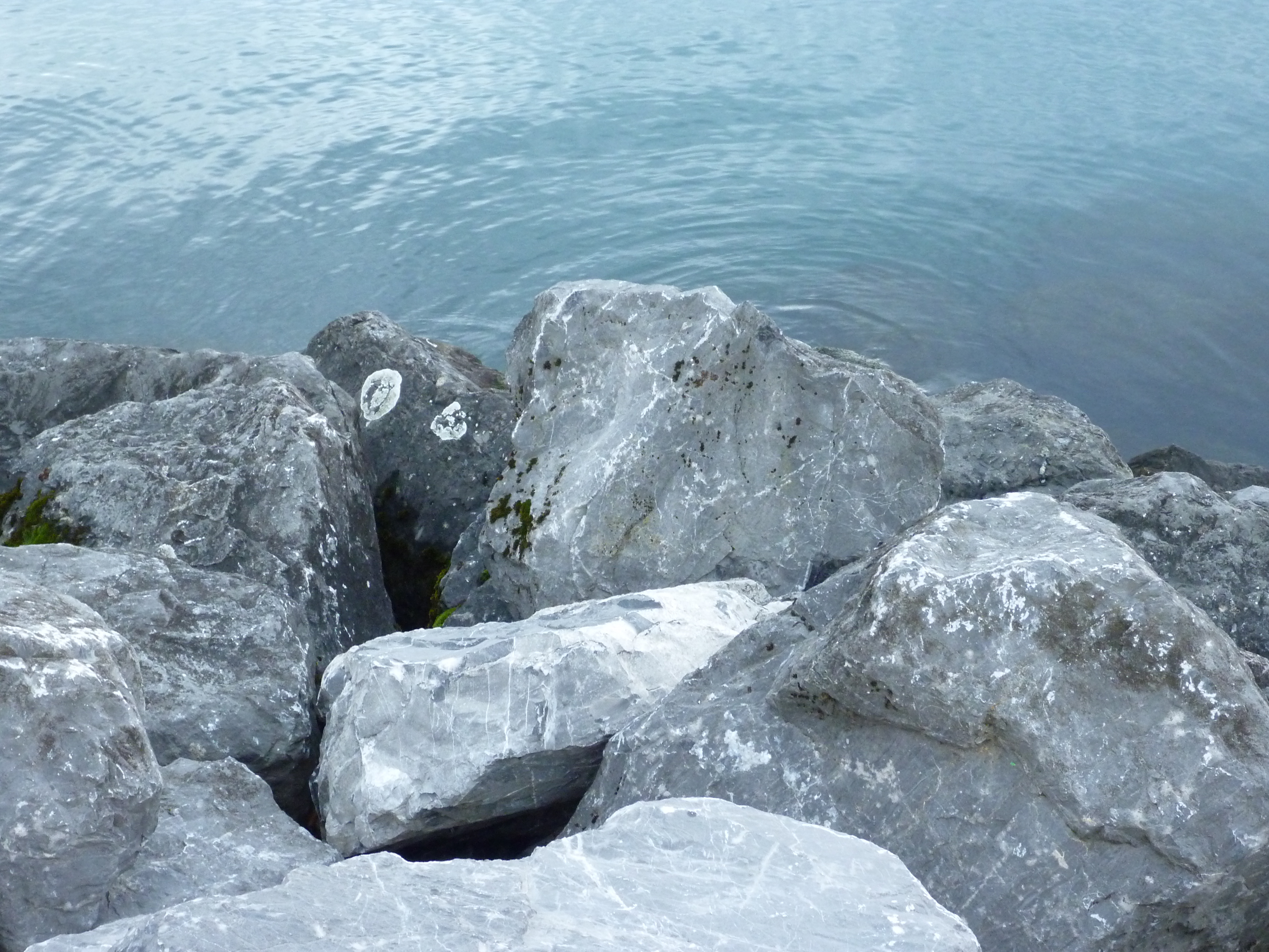 Большой камень озера. Камни на земле. Озеро каменных слёз. Оз. Камушки Черемхово. Winter Rocks.