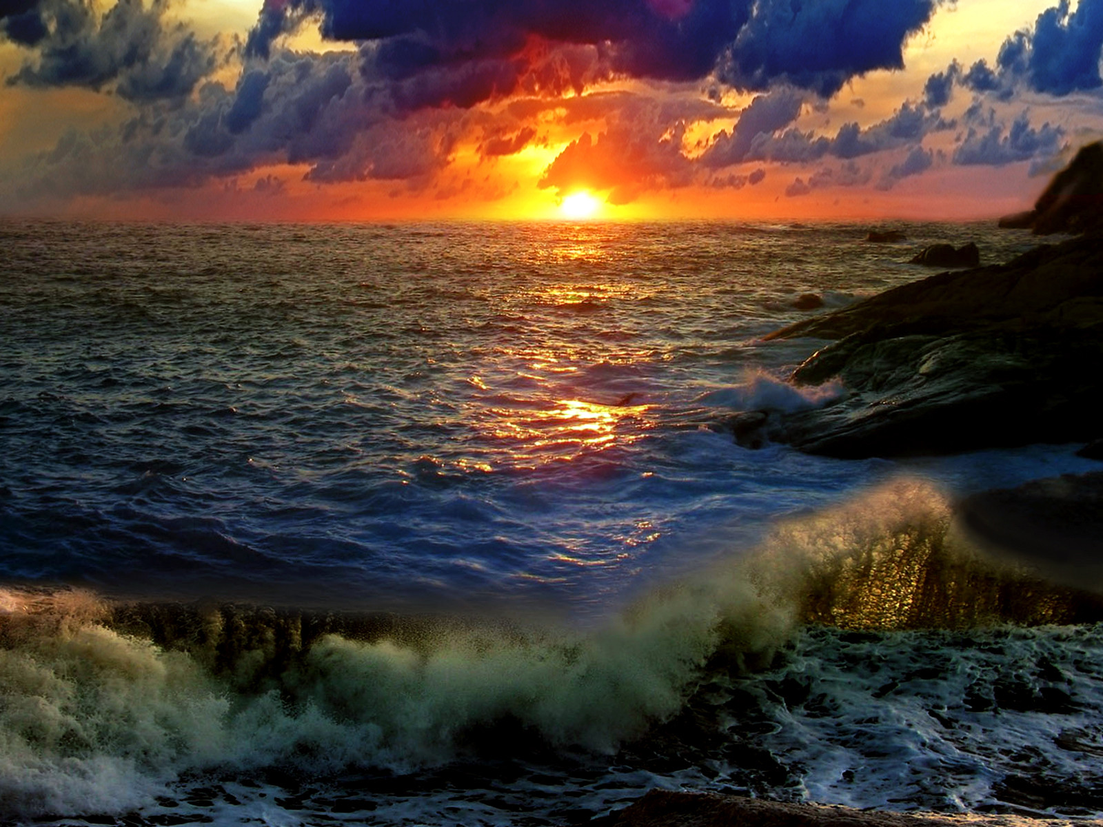 Живое море на телефон. Море Прибой закат. Красивые морские пейзажи. Закат над морем. Океан закат.