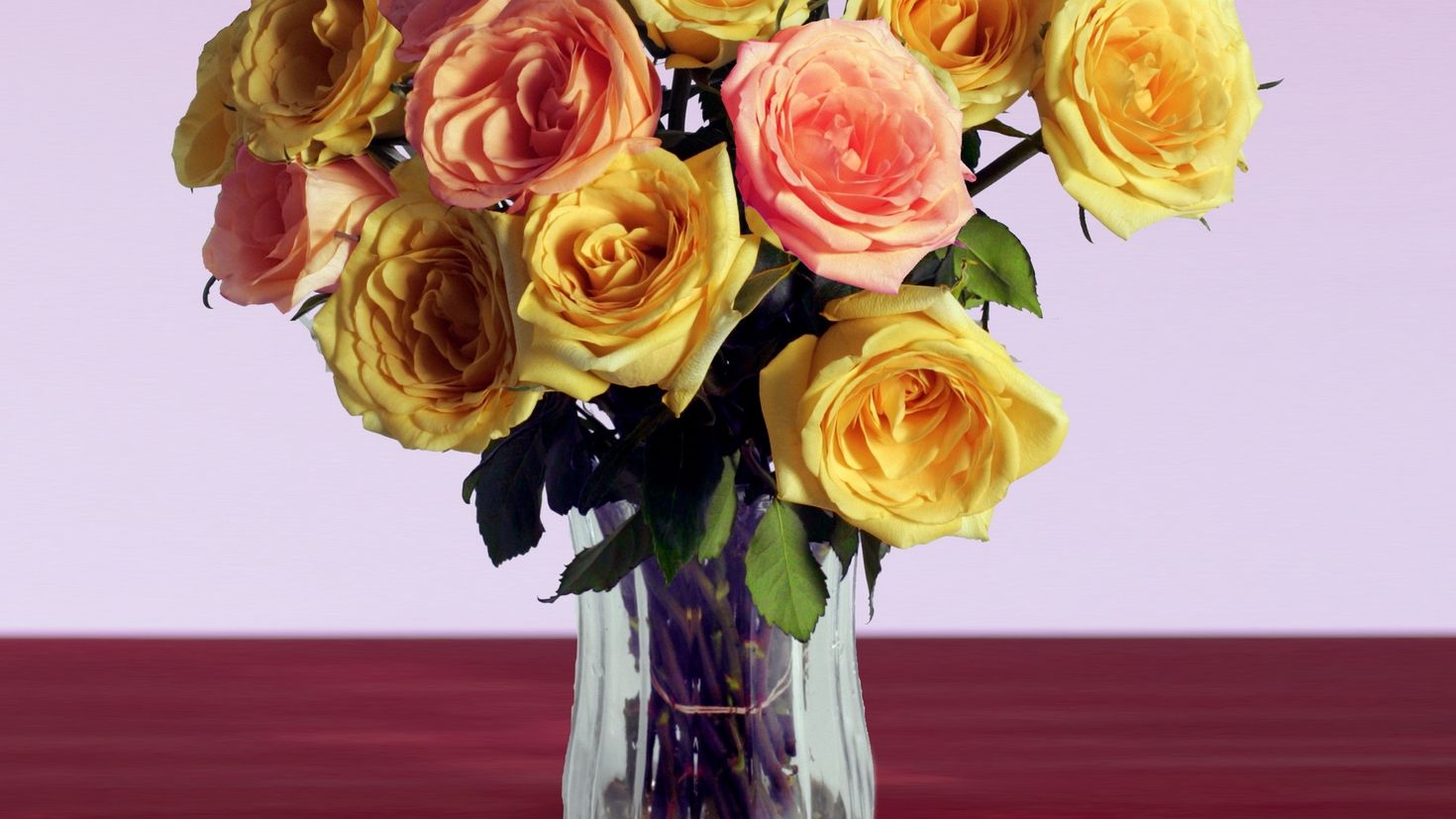 Как дольше сохранить срезанные розы в вазе. Розы в вазе. Букет в вазе. Красивые розы в вазе.