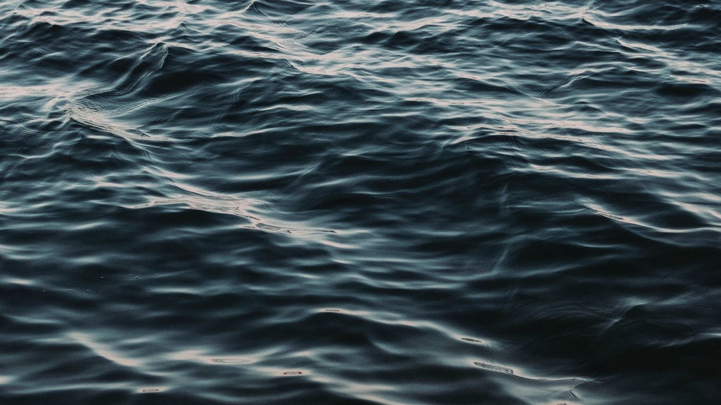 Волна бегущая по поверхности воды. Волны на воде. Волны на поверхности воды. Волны рябь. Плоские волны на воде.