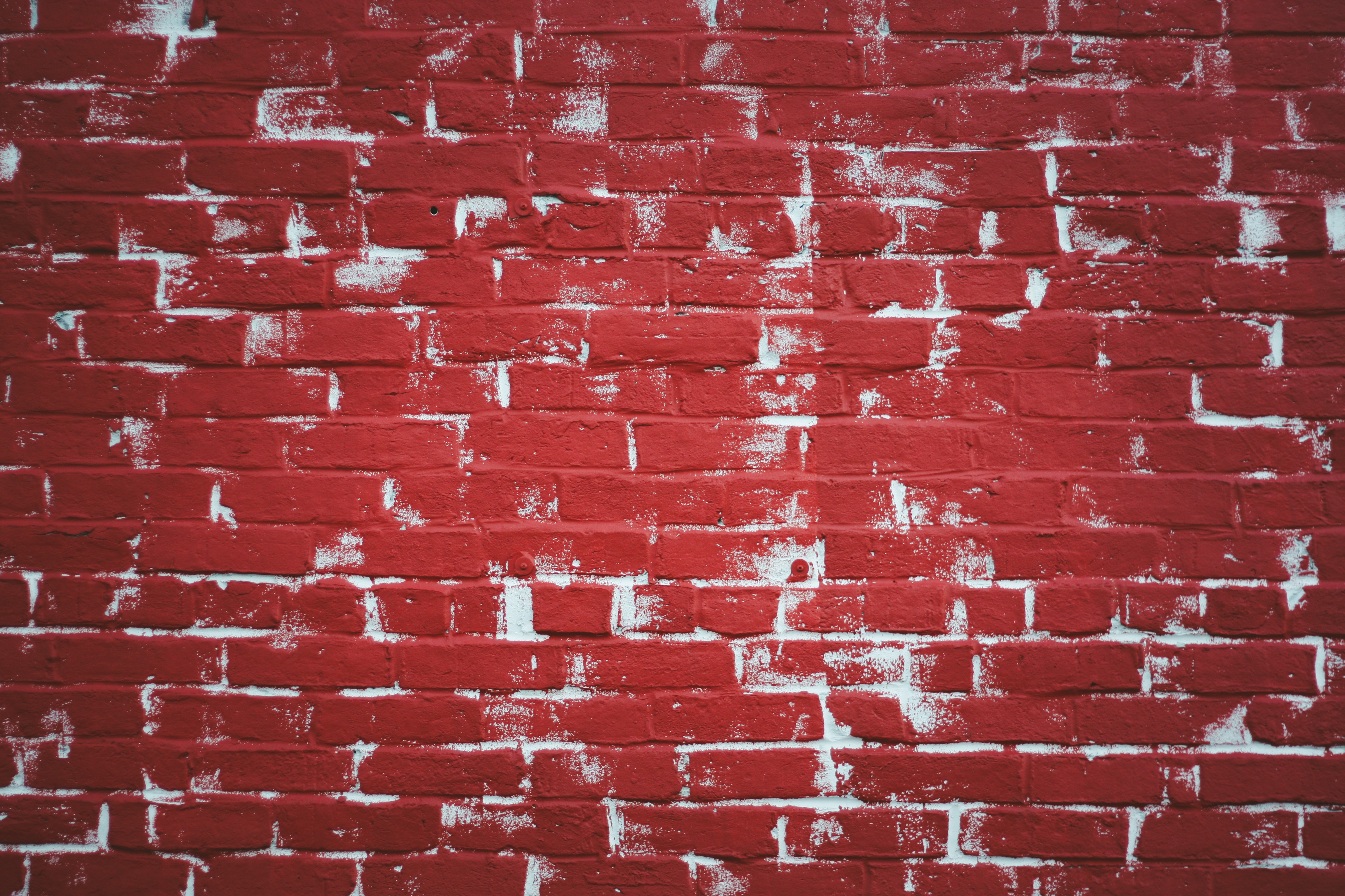 Красная кирпичная стена