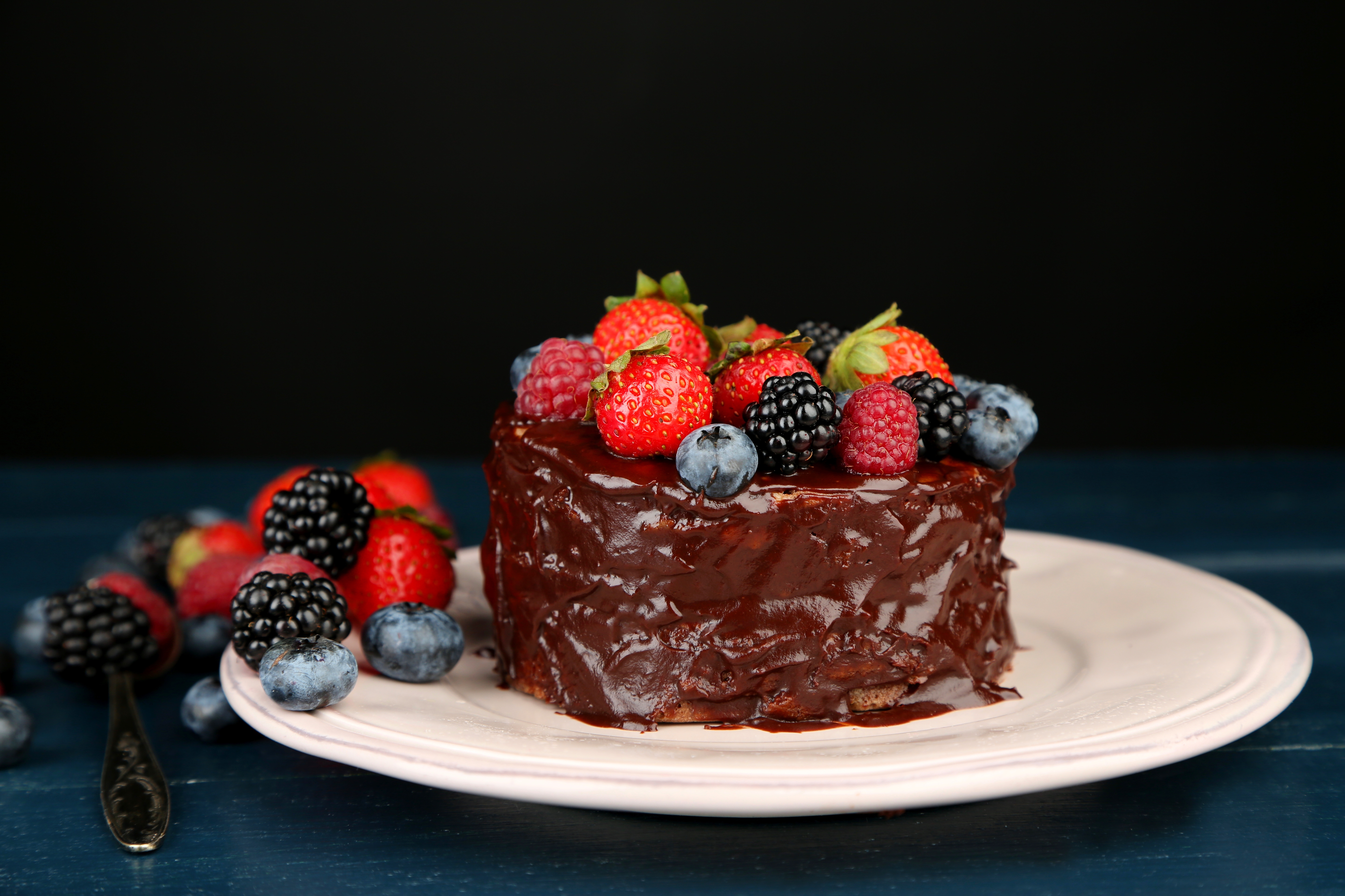 724455 免費下載壁紙 食物, 蛋糕, 黑莓, 蓝莓, 巧克力, 甜点, 树莓, 草莓 屏保和圖片