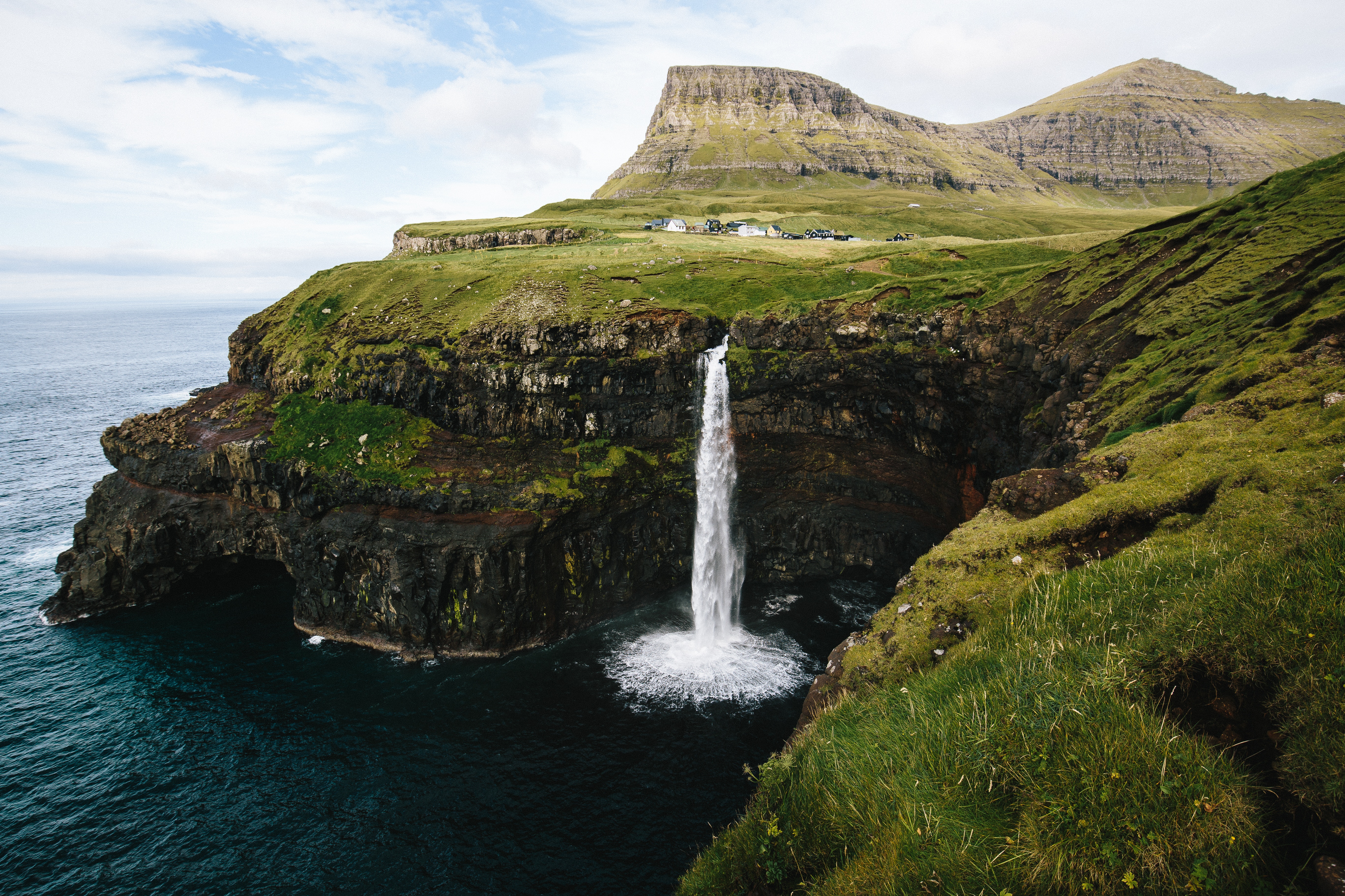 974153 скачать обои фарерские острова, сделано человеком, гасадалур, утёс, побережье, водопад - заставки и картинки бесплатно