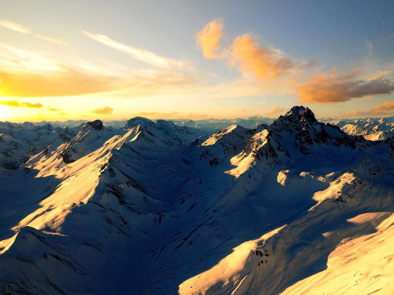 111873 Hintergrundbild herunterladen natur, mountains, schnee, schatten, oberteile, scheitelpunkt - Bildschirmschoner und Bilder kostenlos