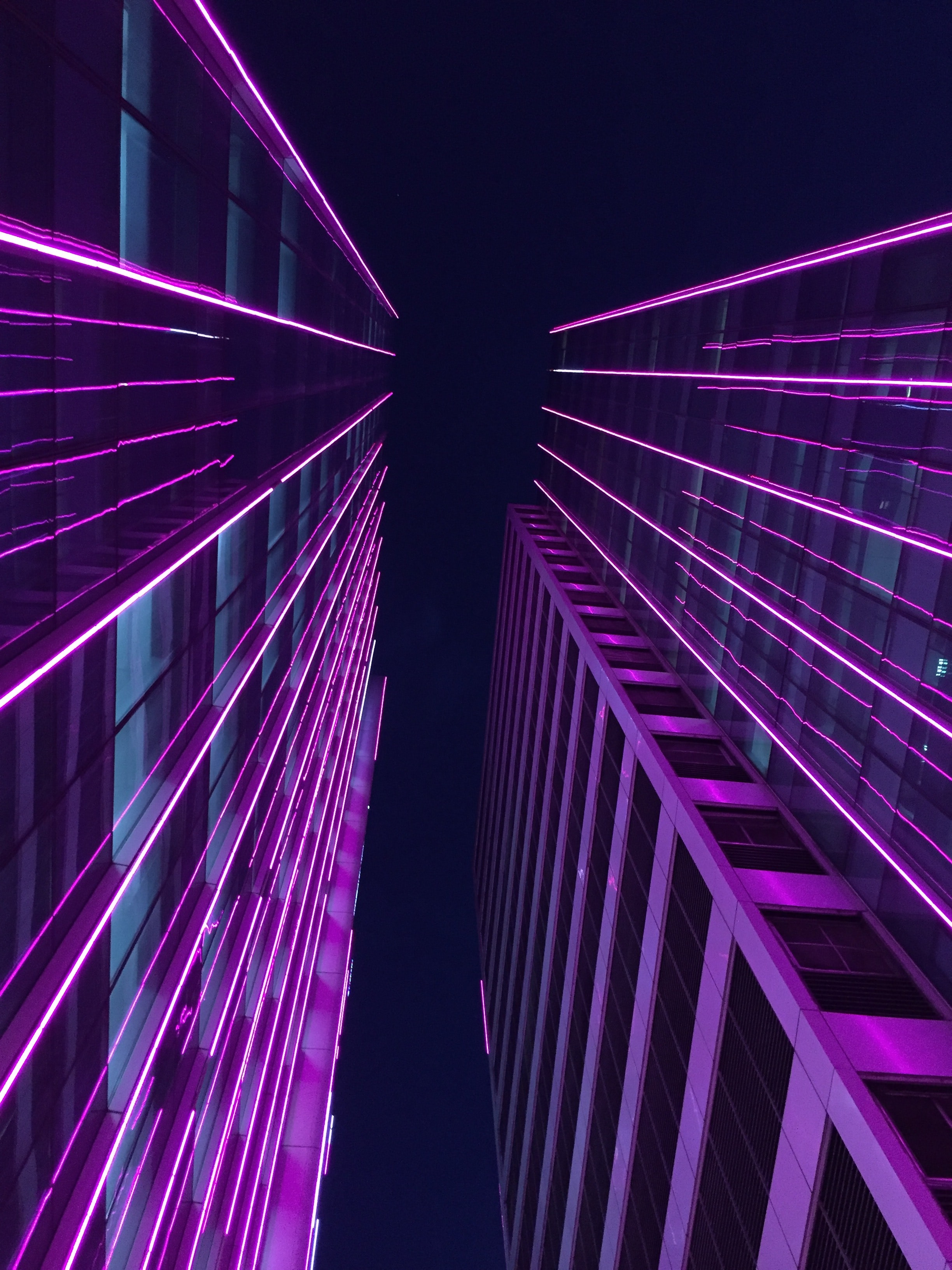 116604 descargar fondo de pantalla arquitectura, violeta, rascacielos, edificio, oscuro, iluminar desde el fondo, iluminación, púrpura: protectores de pantalla e imágenes gratis