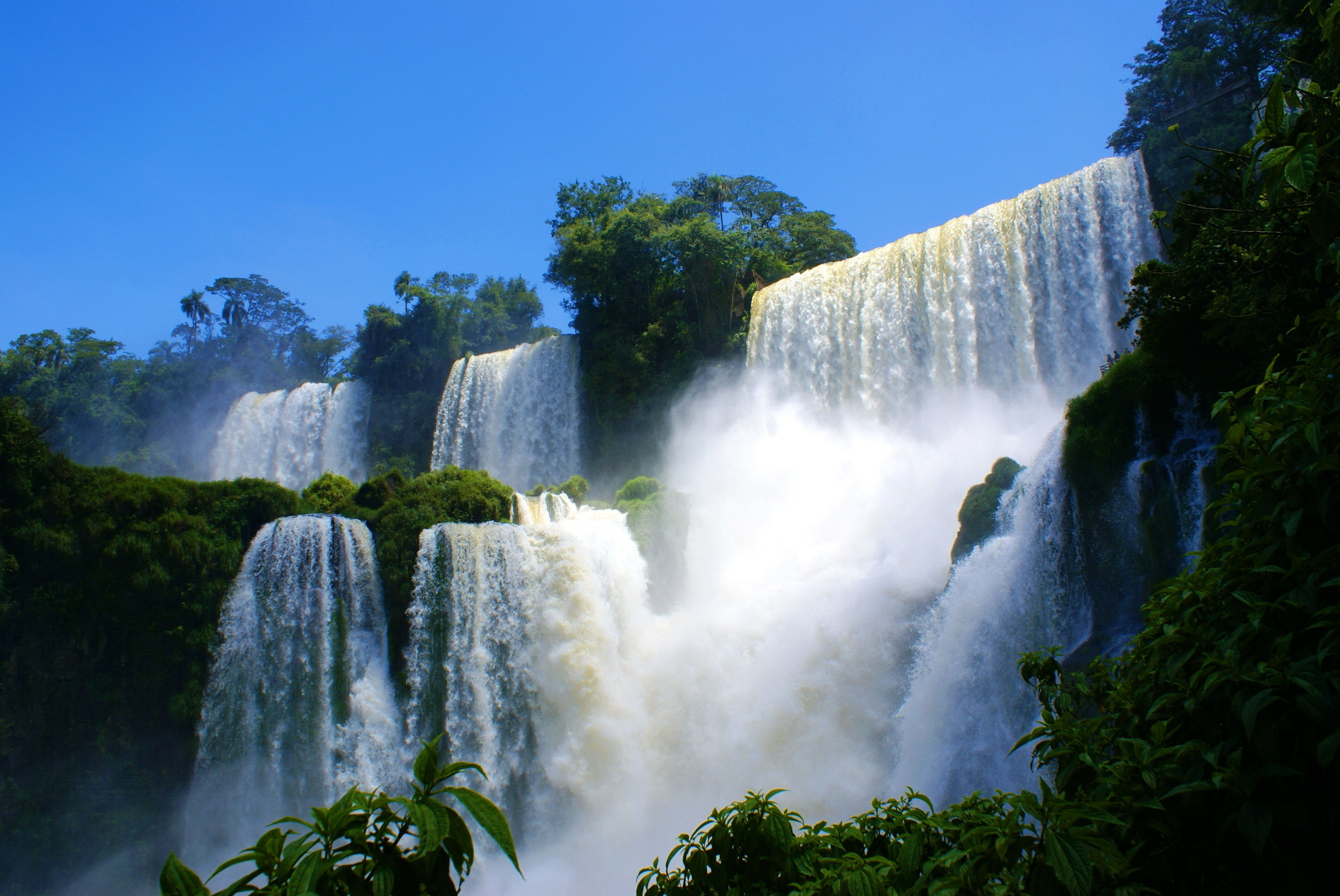 Водопад картинка на рабочий стол. Водопад Фуиписиа. Мадагаскар водопад. Водопад Нгалиема. Водопад Хенгьанефоссен.