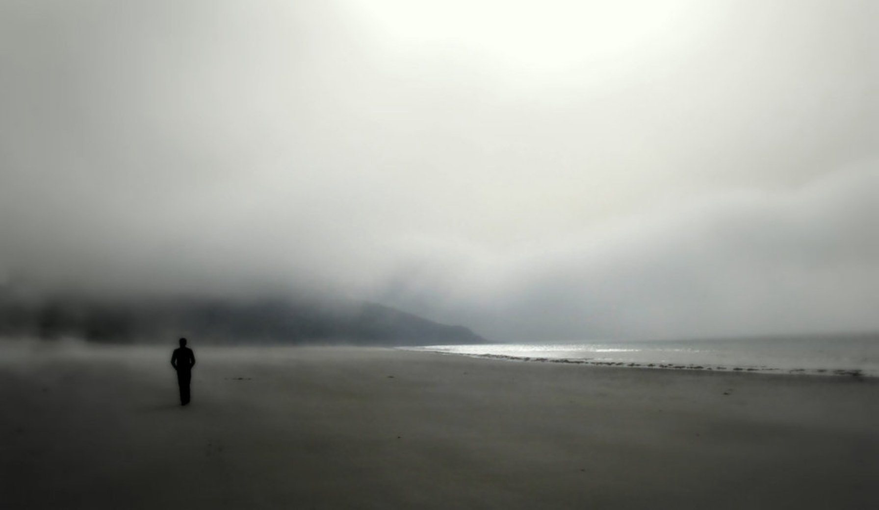 Бури человеческой жизни никак не. Море в тумане. Человек в тумане. Мужчина в тумане. Человек на берегу туман.
