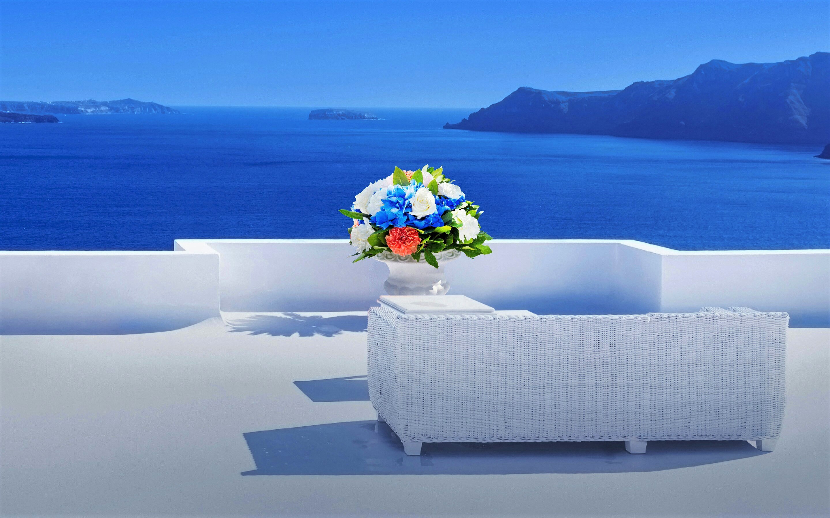 421523 завантажити шпалери санторіні, створено людиною, балкон, диван, квітка, греція, горизонт, кімната відпочинку, океан, море, міста - заставки і картинки безкоштовно