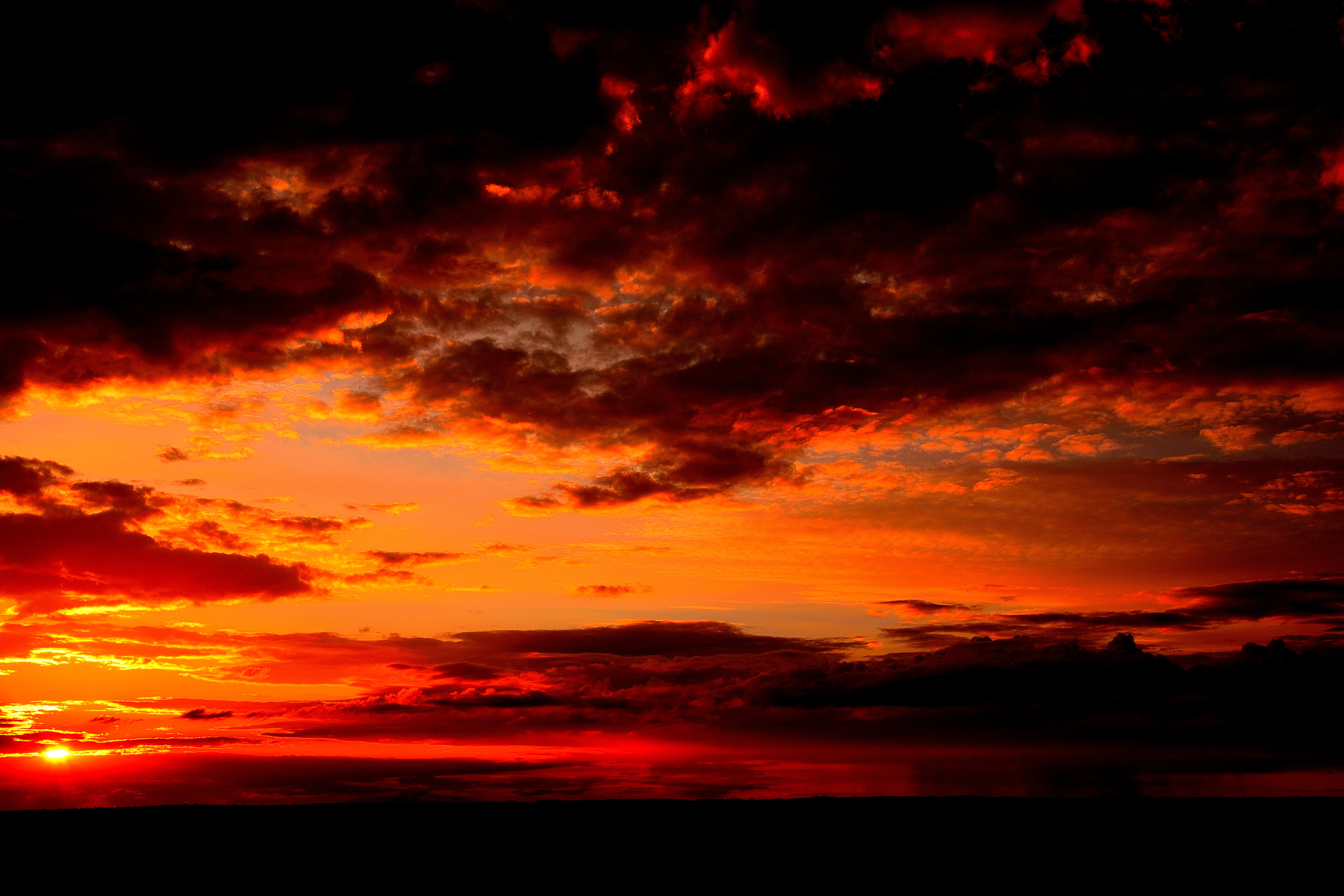 Багряный горизонт. Кровавый закат. Огненное небо. Небо закат. Красный закат.