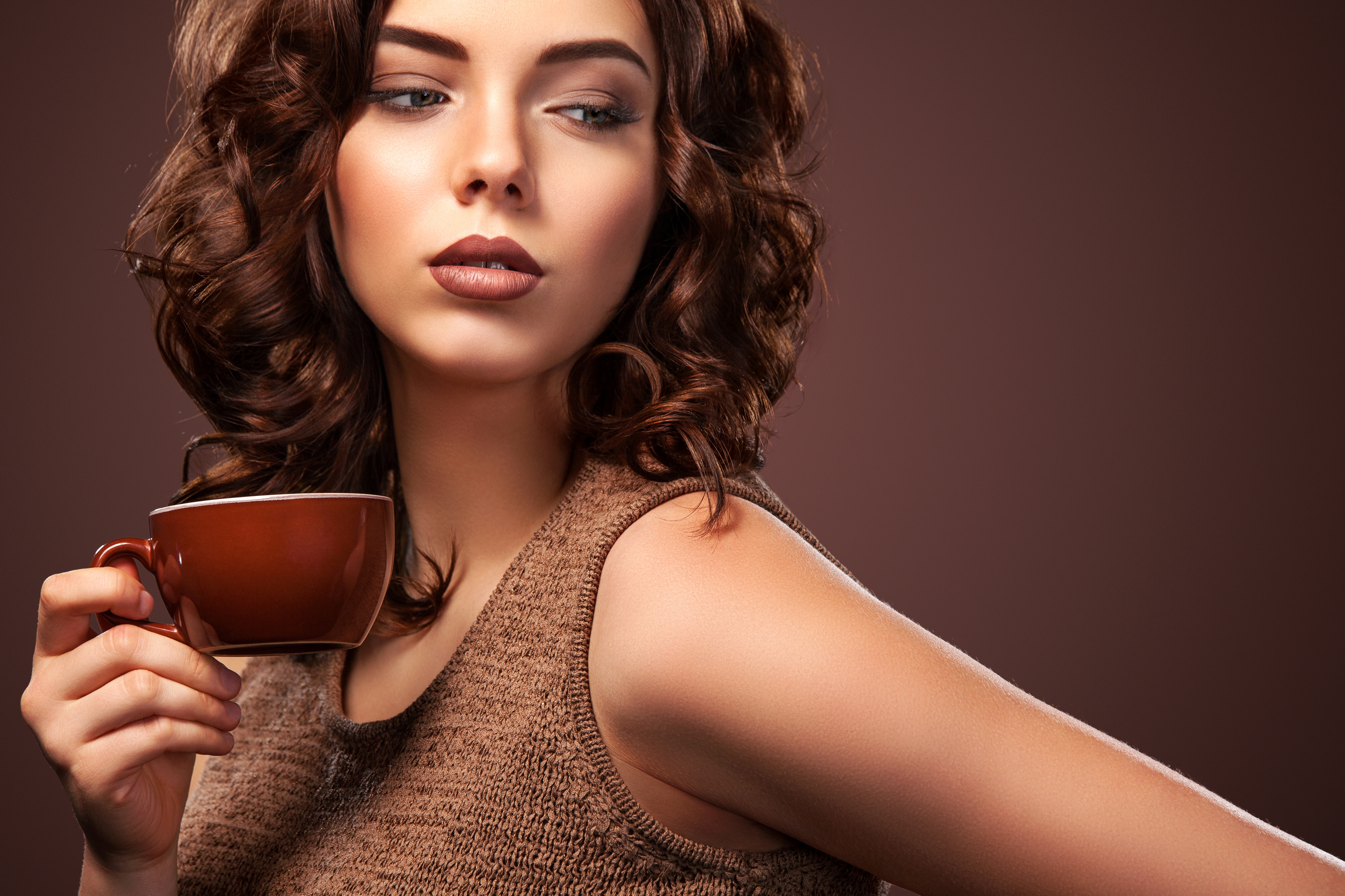 Фото девушек с кофе. Девушка в коричневом. Девушка с кофе. Девушка с чашечкой кофе. Женщина с чашкой кофе.
