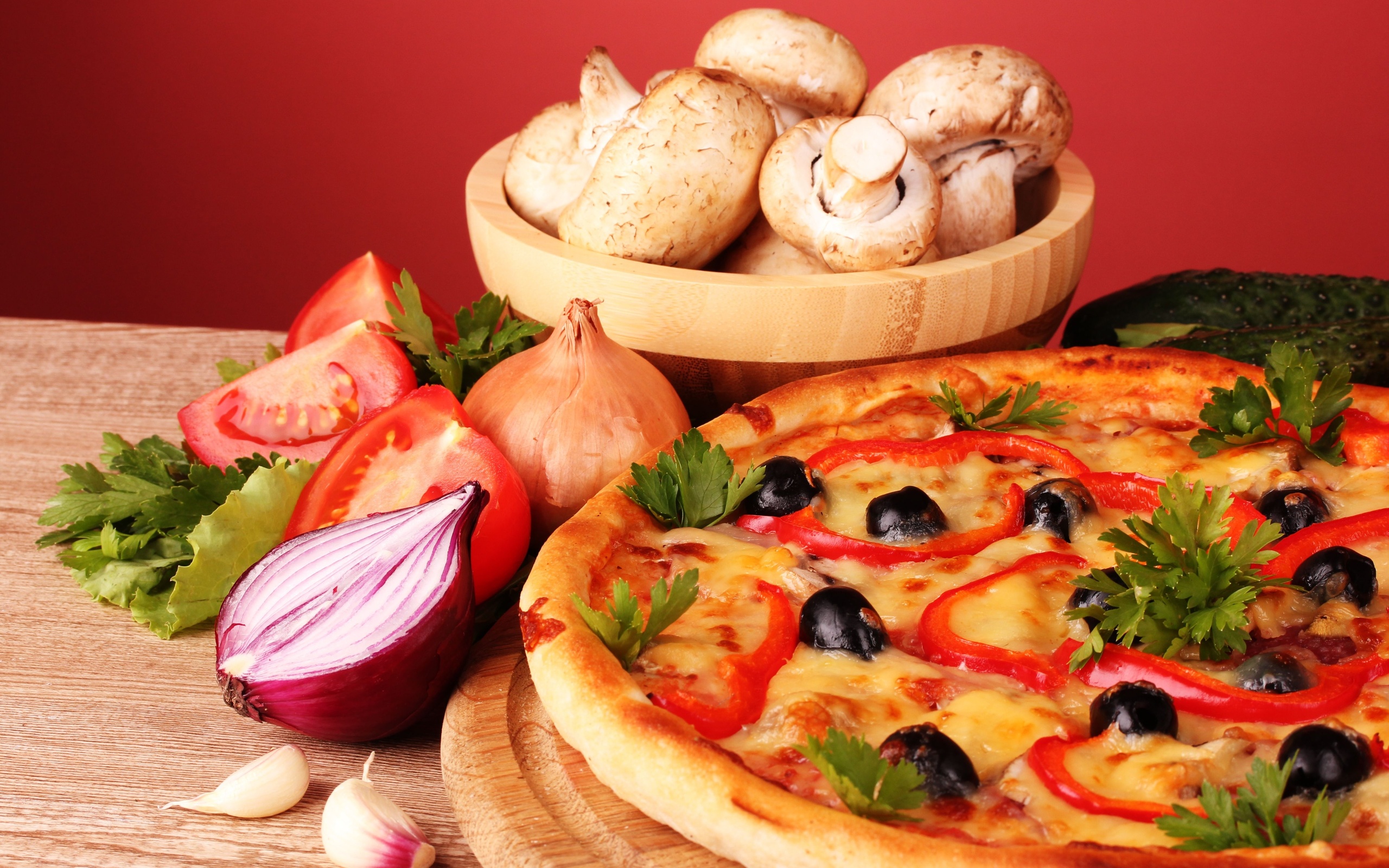 568884 Hintergrundbild herunterladen nahrungsmittel, pizza, knoblauch, pilz, olive, zwiebel, petersilie, tomate - Bildschirmschoner und Bilder kostenlos