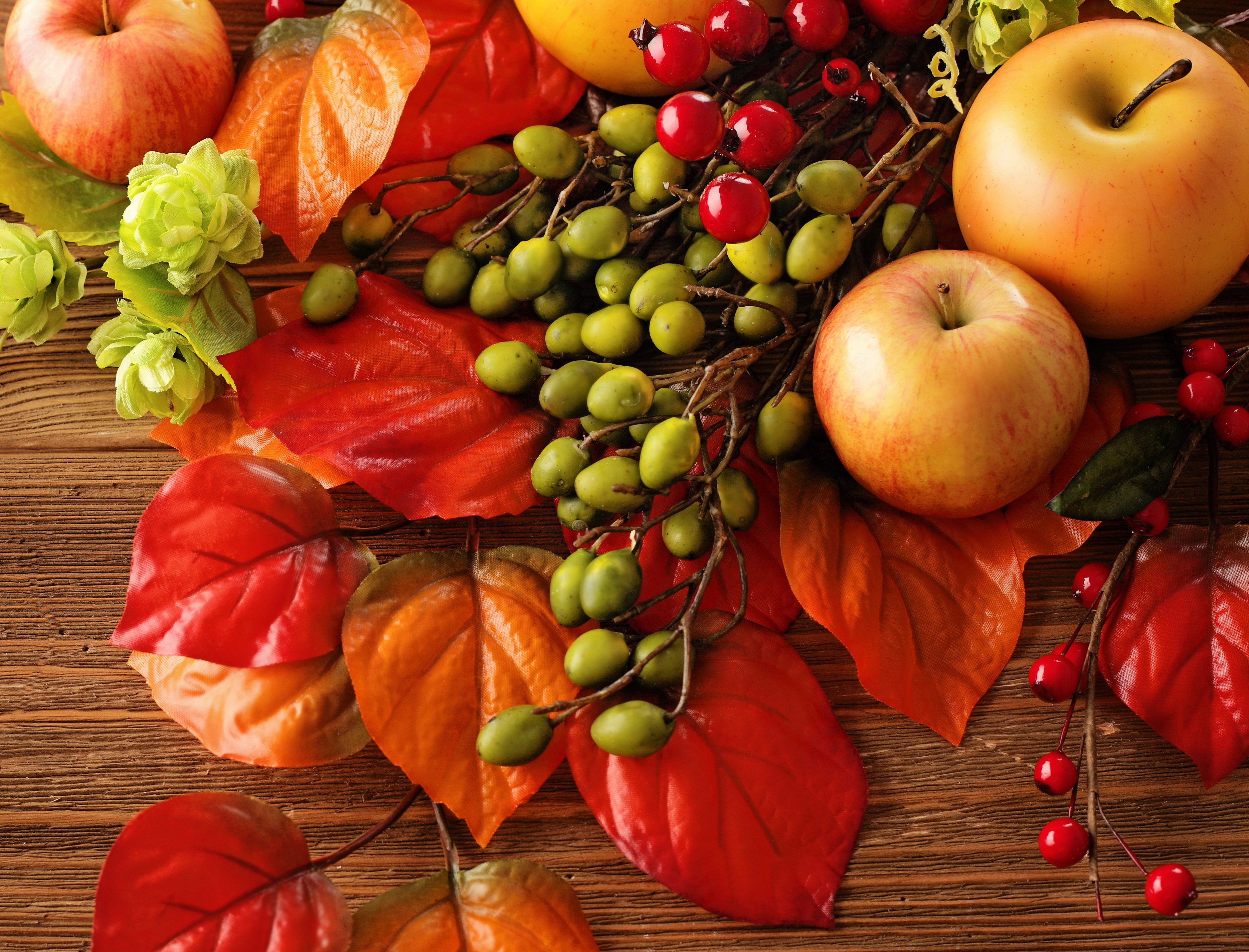 722416 скачать картинку осень, фотографии, натюрморт, яблоко, ягода, фрукты, урожай, листва - обои и заставки бесплатно