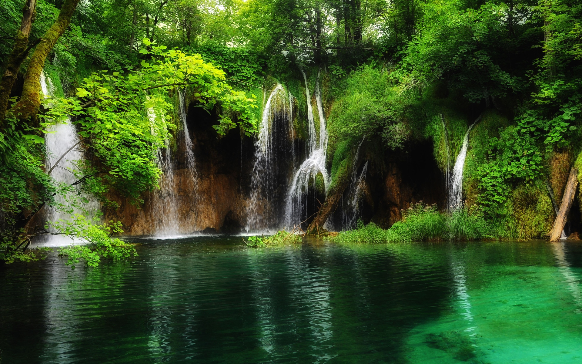 Красивое озеро с водопадами