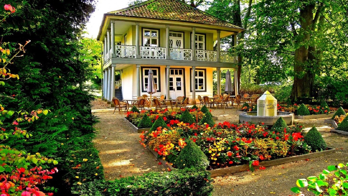 Flower house. Дом в саду. Красивые усадьбы. Усадьба сад. Красивые усадьбы с садом.