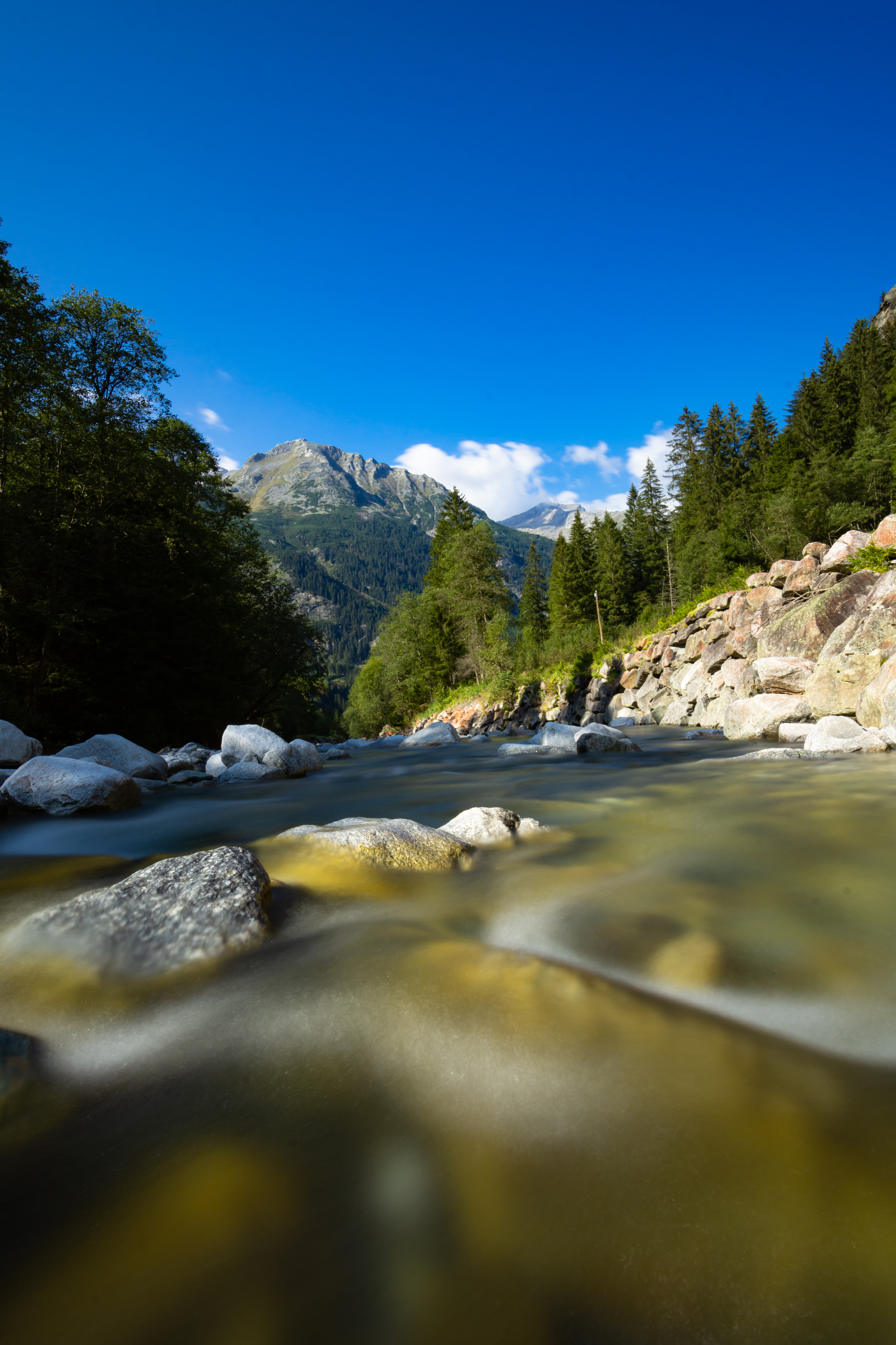 85995 descargar fondo de pantalla ríos, naturaleza, agua, árboles, stones, montaña: protectores de pantalla e imágenes gratis