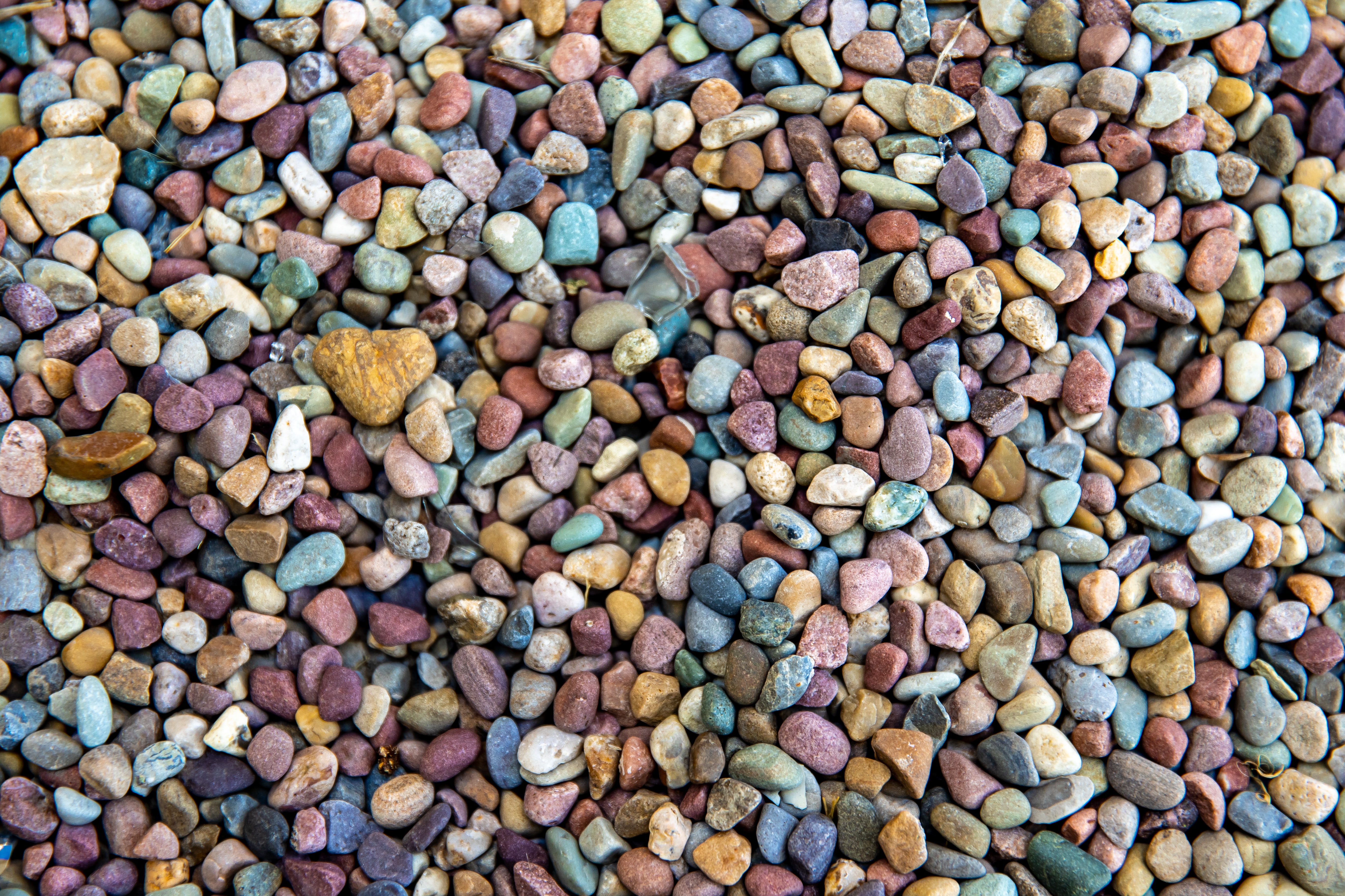 Камень цветная галька на фоне