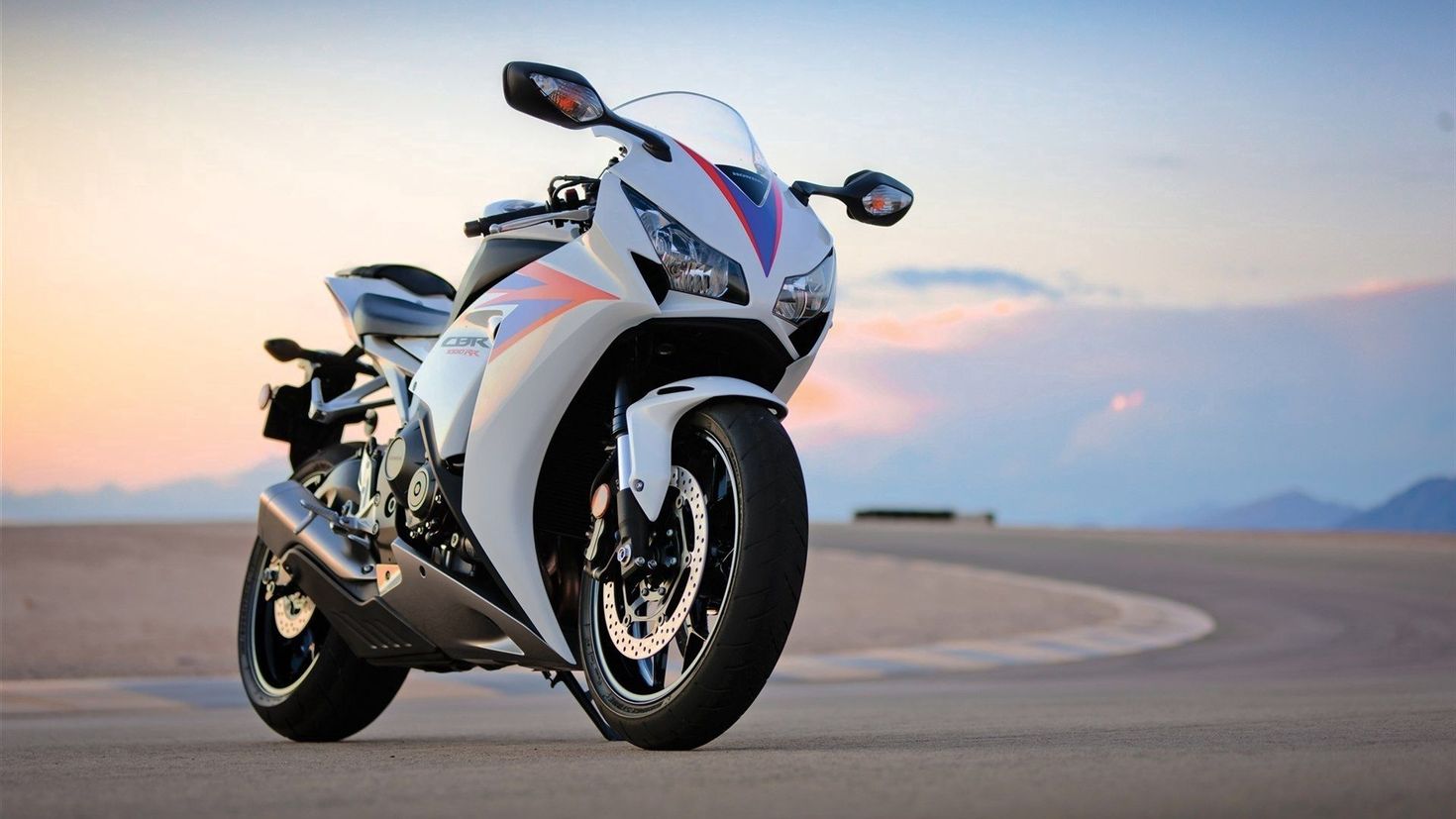 Обои на стол мотоциклы. Honda cbr1000rr 2012. Honda CBR 1000 White. Спортбайк Honda cbr1000rr. Хонда СБР 1000 супер спорт.