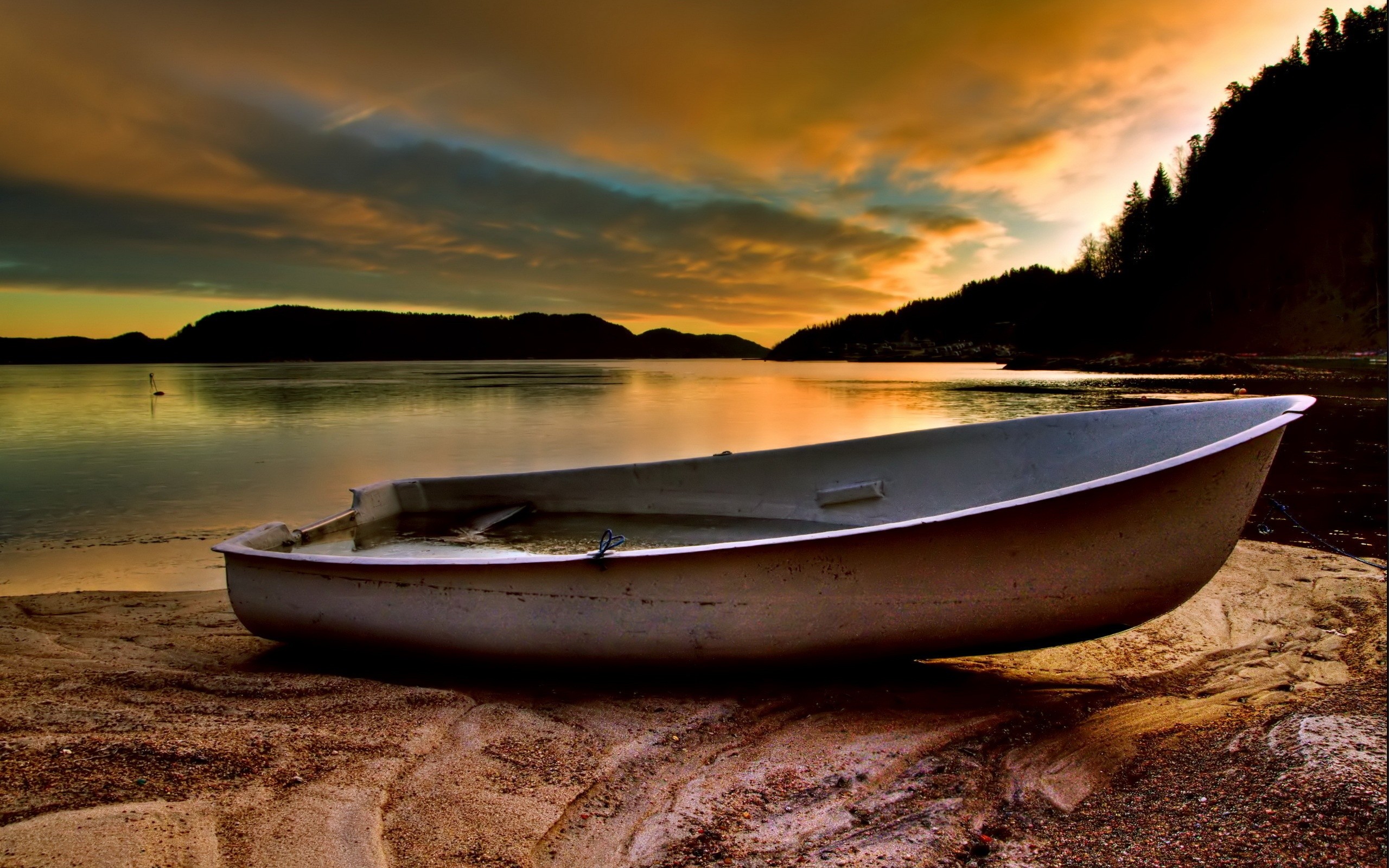 The boat. Лодка. Красивая лодка. Лодка на воде. Лодка деревянная в море.