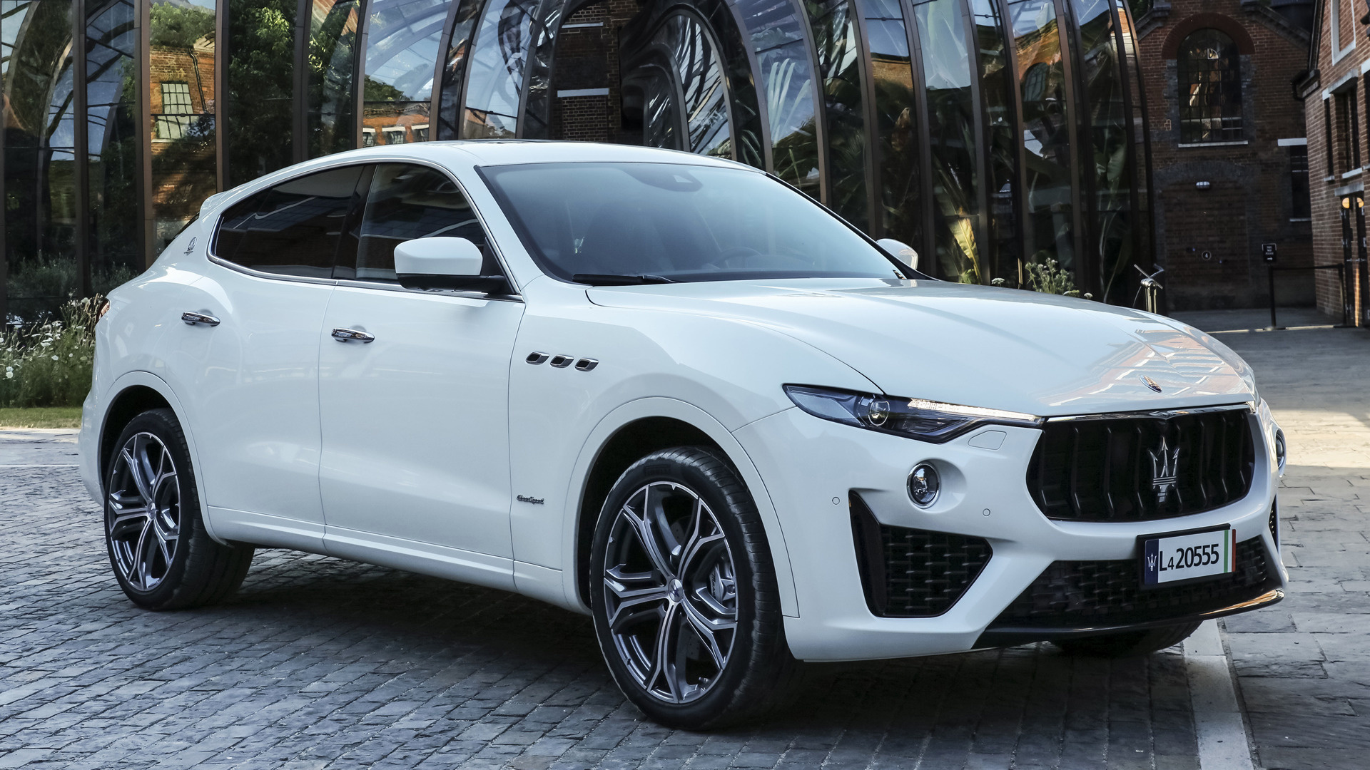 Maserati Levante белая