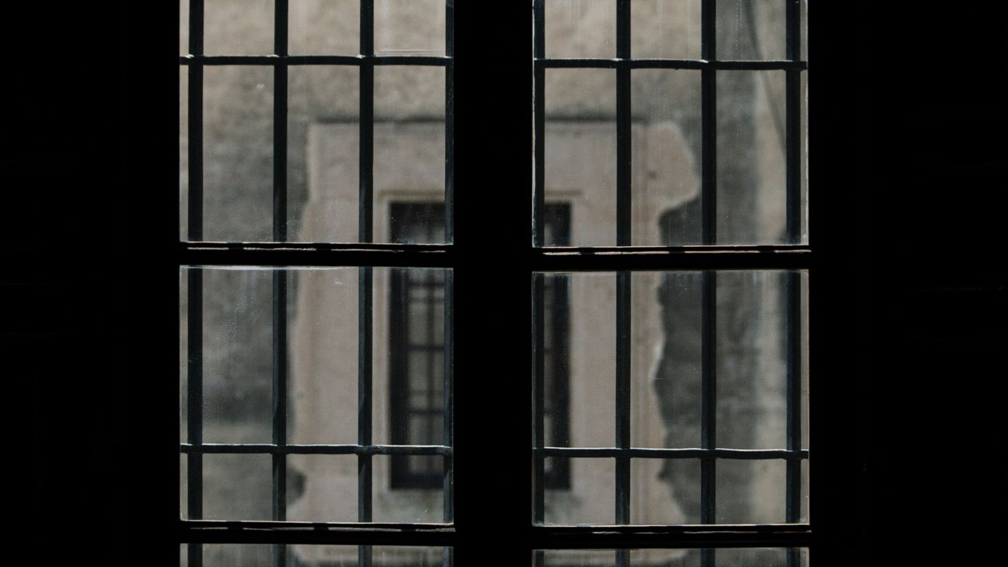 Dark room 4. Решетки на окна. Окно за решеткой. Текстура окна. Вид из окна с решеткой.